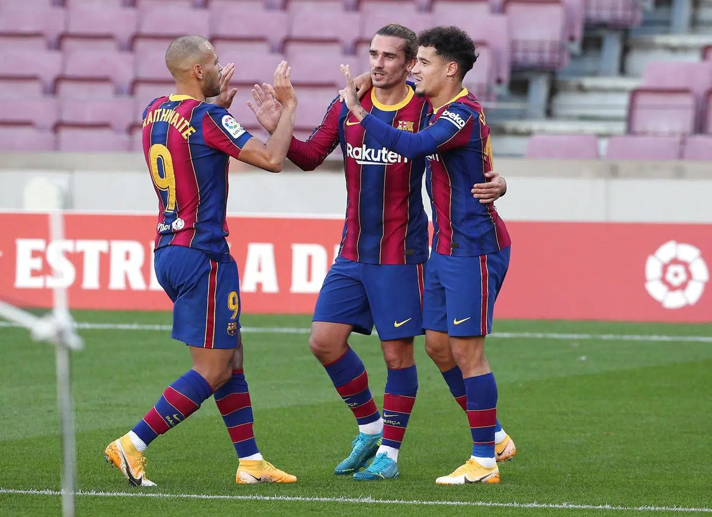 Den danske landholdsspiller Martin Braithwaite (tv.) scorede det første mål i FC Barcelonas 4-0 sejr over Osasuna.