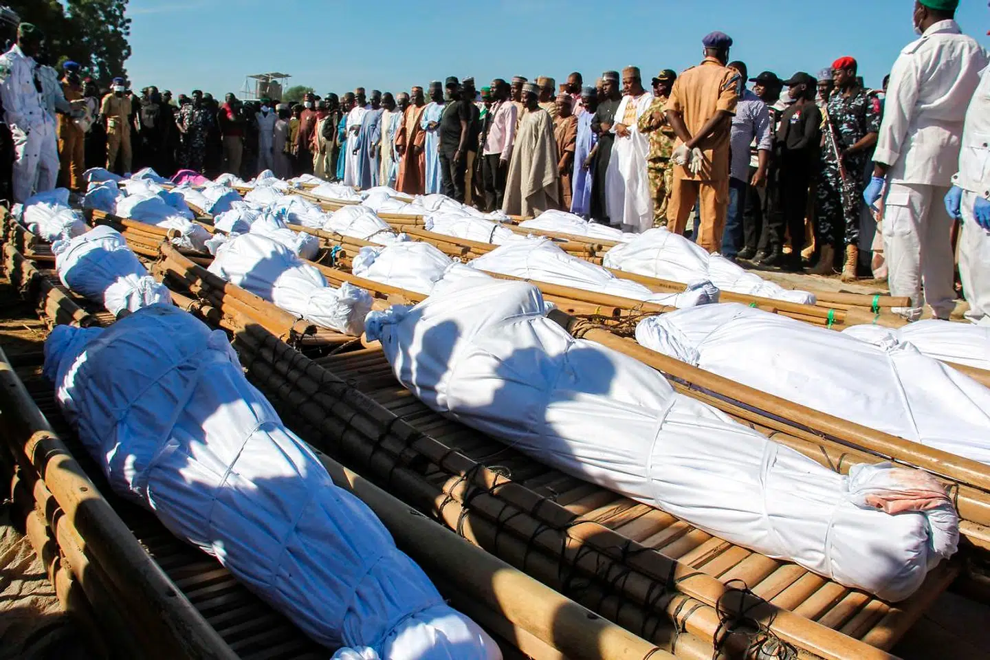 Mange af ofrene for lørdagens massakre blev søndag begravet i Zabarmari, der ligger omkring 20 kilometer fra Maiduguri.