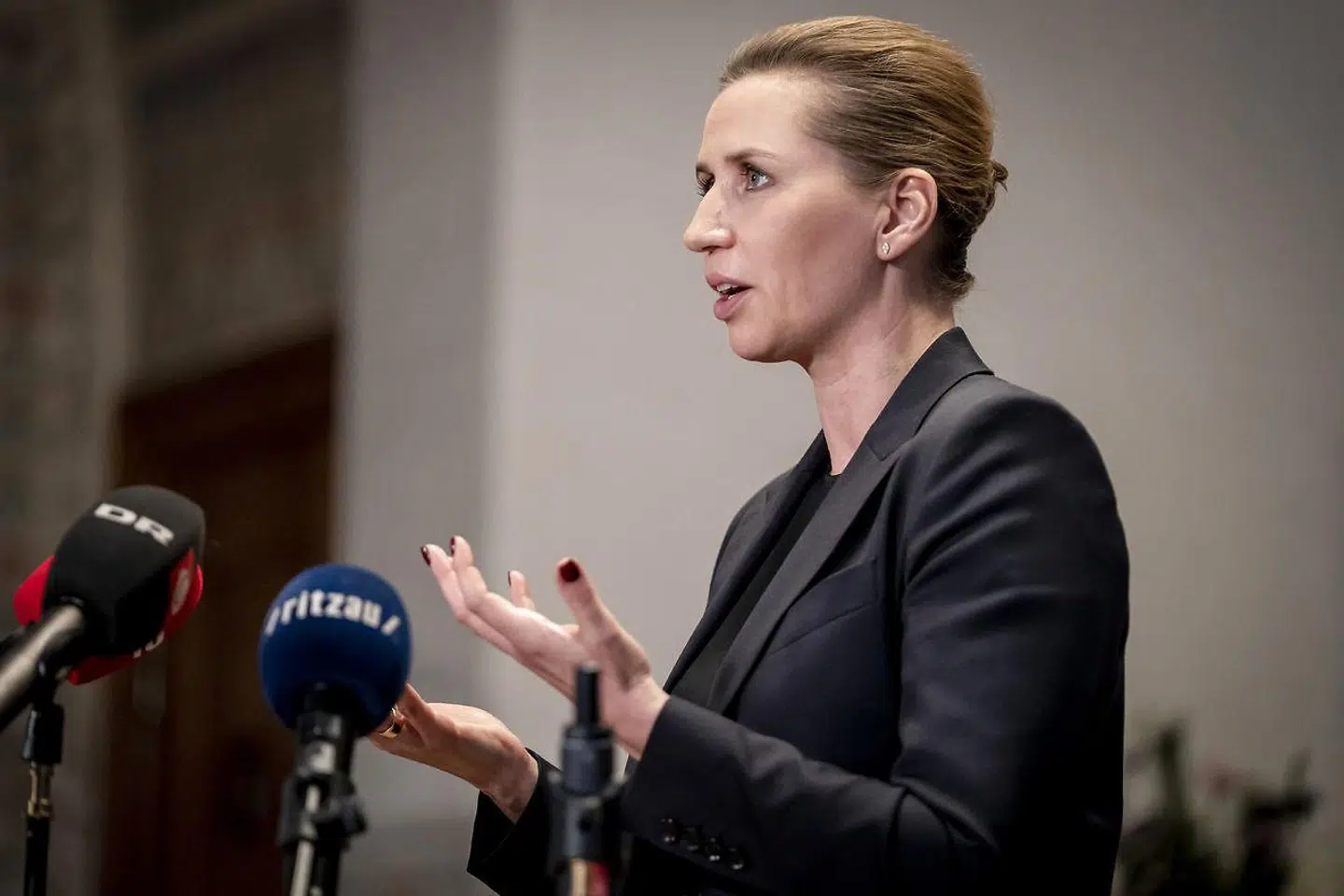 »I en verden i chok er der brug for en mor og en chokstat, som vil lade pengene fosse ud af statsapparatet. Her var staten last man standing, og Mette var last mama i virussens mørkeland. Samtidig var Mette blevet smålun på danskerne. Alle gjorde som hun sagde. Alt var godt. (...) Det gik grueligt galt, og det har Mette kun sig selv at takke for,« skriver Timme Bisgaard Munk.