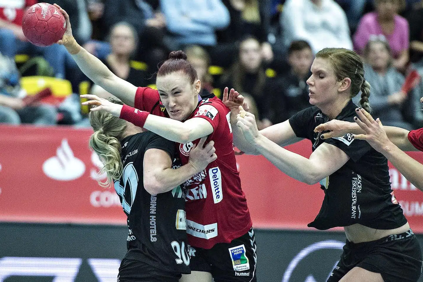 »Problemet med ligestillingsdebatten er, at vi er så fokuseret på, hvad der foregår på mændenes banehalvdel, at vi glemmer at spille sammen på vores egen banehalvdel. Det opsigtsvækkende i FN-rapporten er ikke, at størstedelen af alle mænd forfordeler eget køn, det opsigtsvækkende er, at kvinder undervurderer kvinder,« skriver Lilian Parker Kaule.