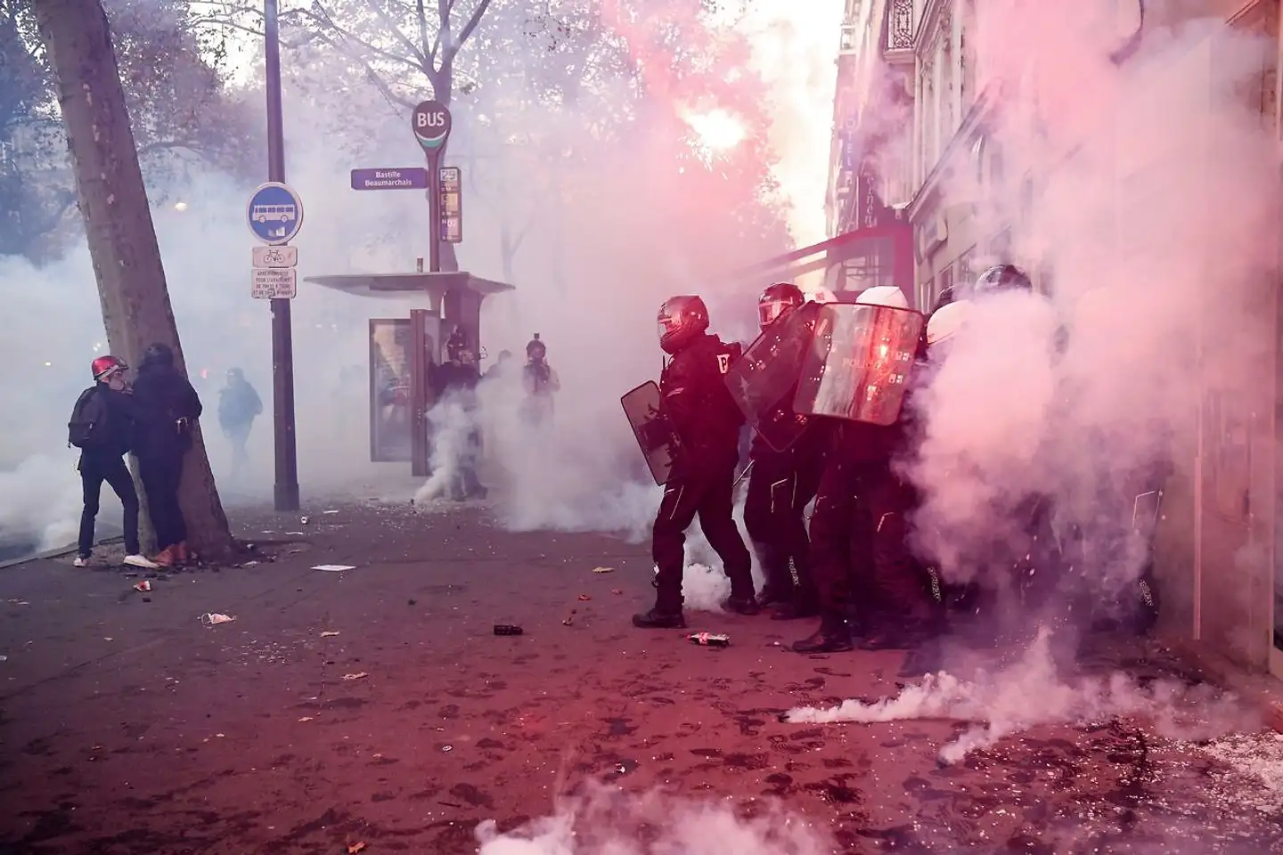 Franske politifolk lever livet farligt – som her i Paris i forbindelse med lørdagens demonstrationer mod den såkaldte lov om »sécurité globale«. I mange tilfælde holder de dog heller ikke sig selv tilbage.