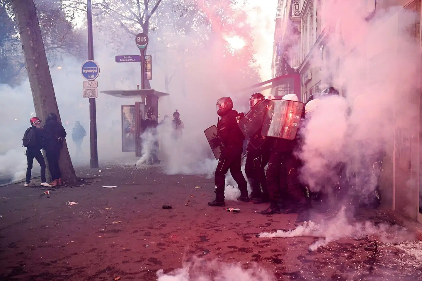 Franske politifolk lever livet farligt – som her i Paris i forbindelse med lørdagens demonstrationer mod den såkaldte lov om »sécurité globale«. I mange tilfælde holder de dog heller ikke sig selv tilbage.