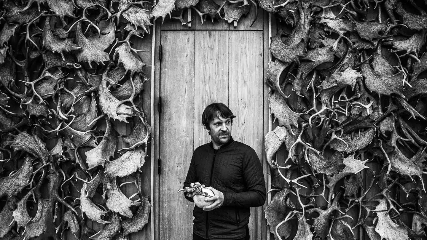 Nomas René Redzepi mener, at 2020 er et hundeår, fordi det har gjort alle syv år ældre. Her holder han en cedrat citron, som ikke bruges på menuen, som inspiration.