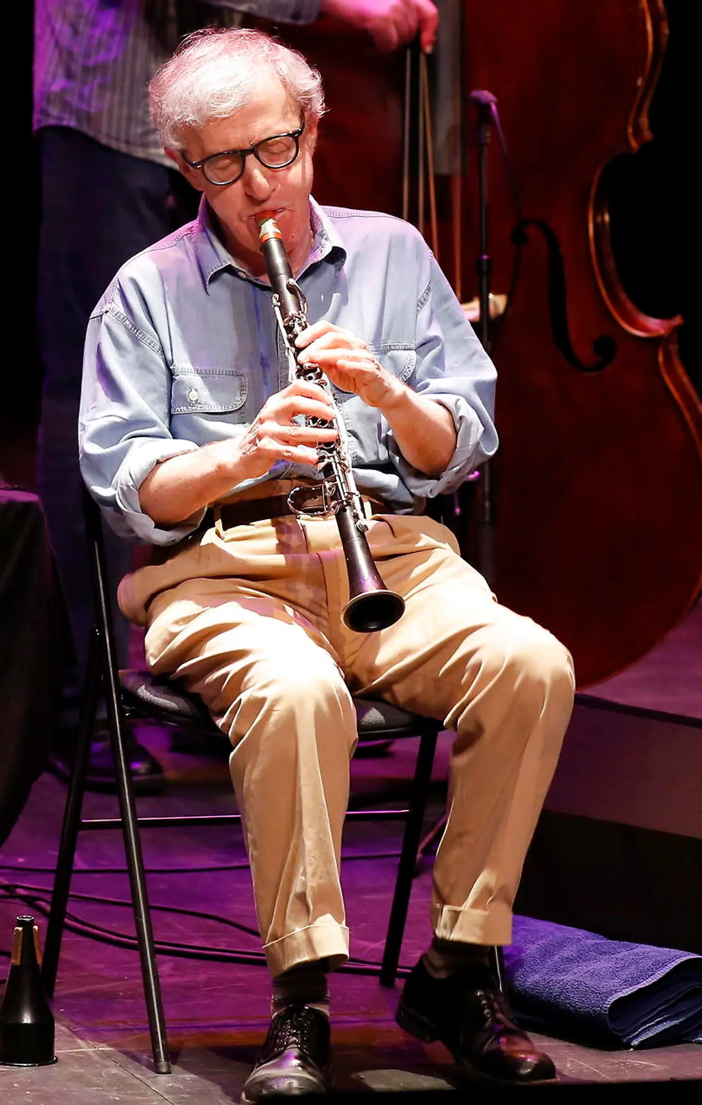 Woody Allen spiller klarinet i sit New Orleans Jazz Band. Her på scenen i Frankrig 2015.