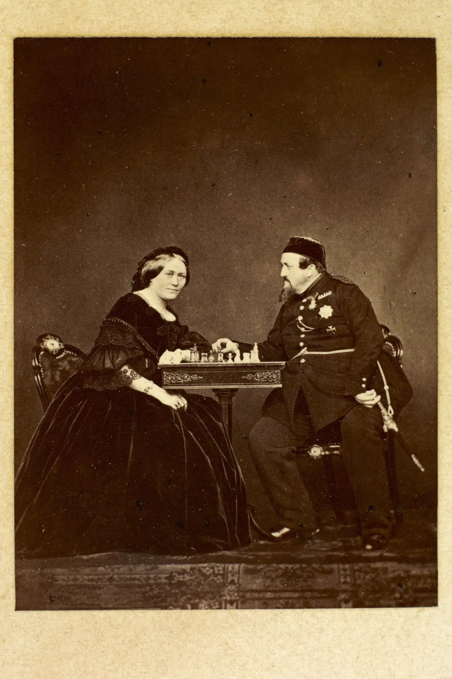 Kong Frederik VII og grevinde Danner spiller skak. Deres ægteskab var efter alt at dømme lykkeligt..