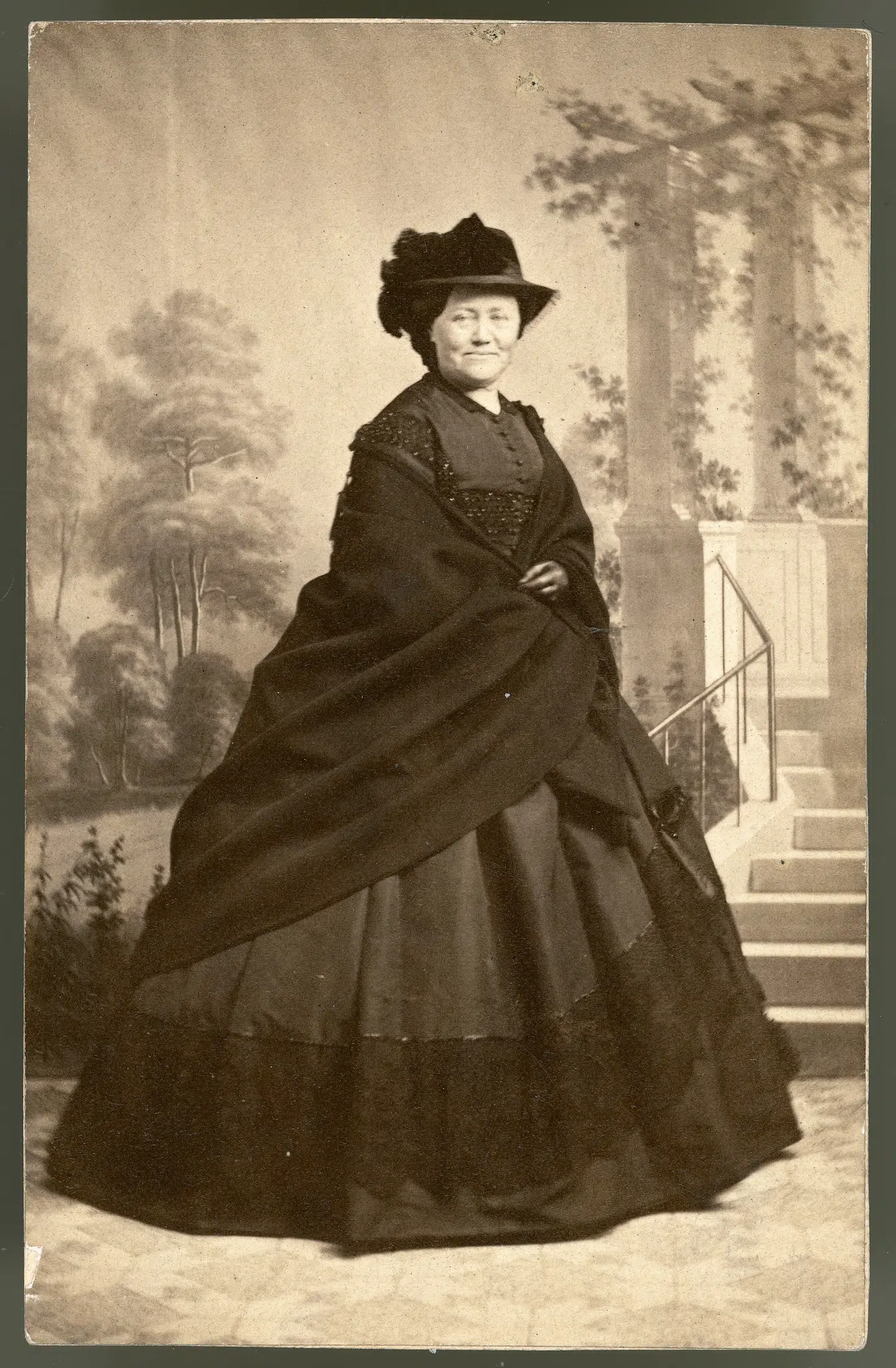 Grevinde Danner var en usædvanlig selvstændig kvinde for tiden. Hun skabte sig en karriere som modist med en fin forretning på Strøget, og efter britiske traditioner rejste hun på en dristig tur til Mellemøsten.