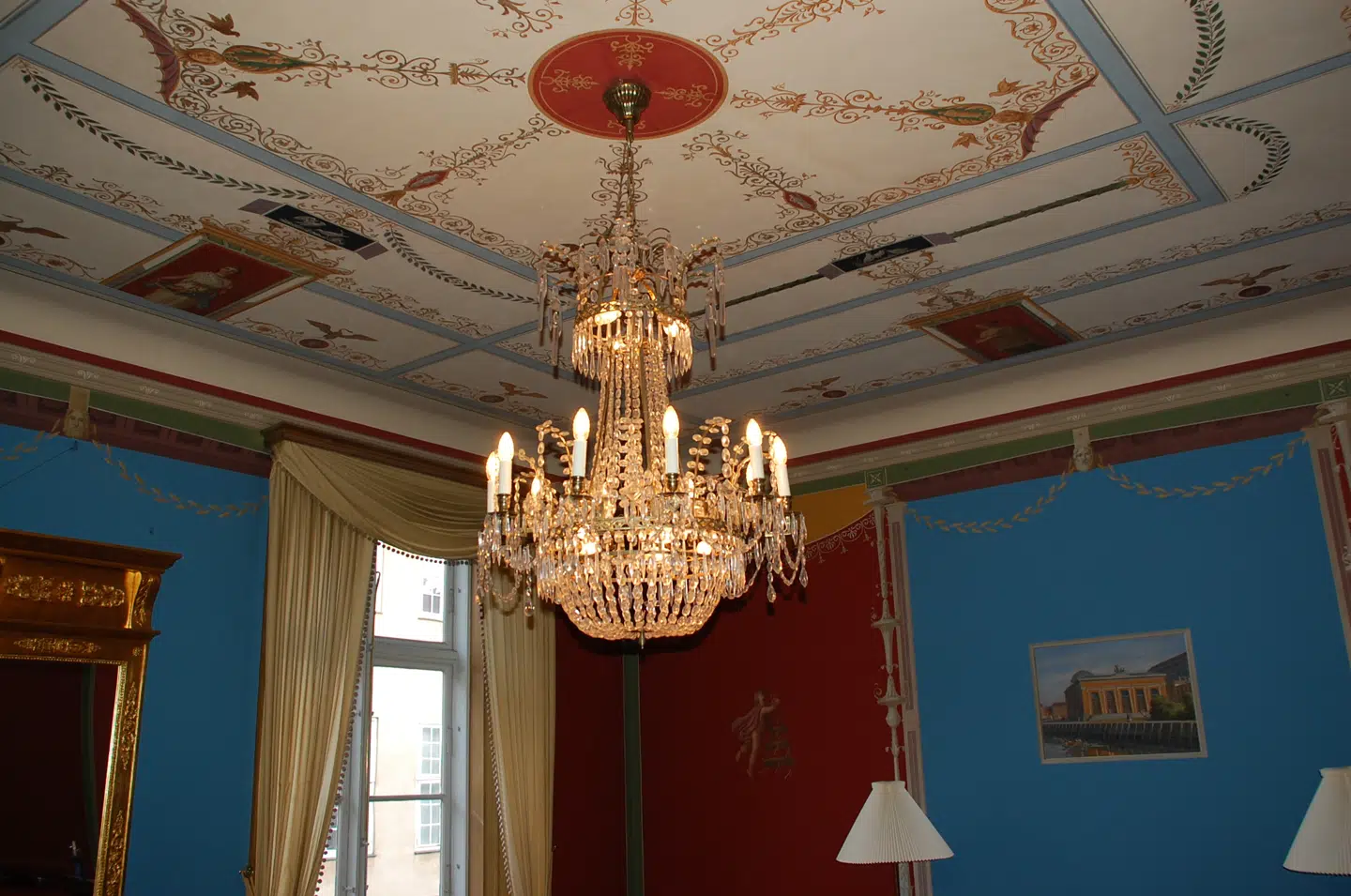 Loftet i Grevindes lejlighed i Ny Vestergade. På væggen anes Constantin Hansens maleri af Thorvaldsens Museum.