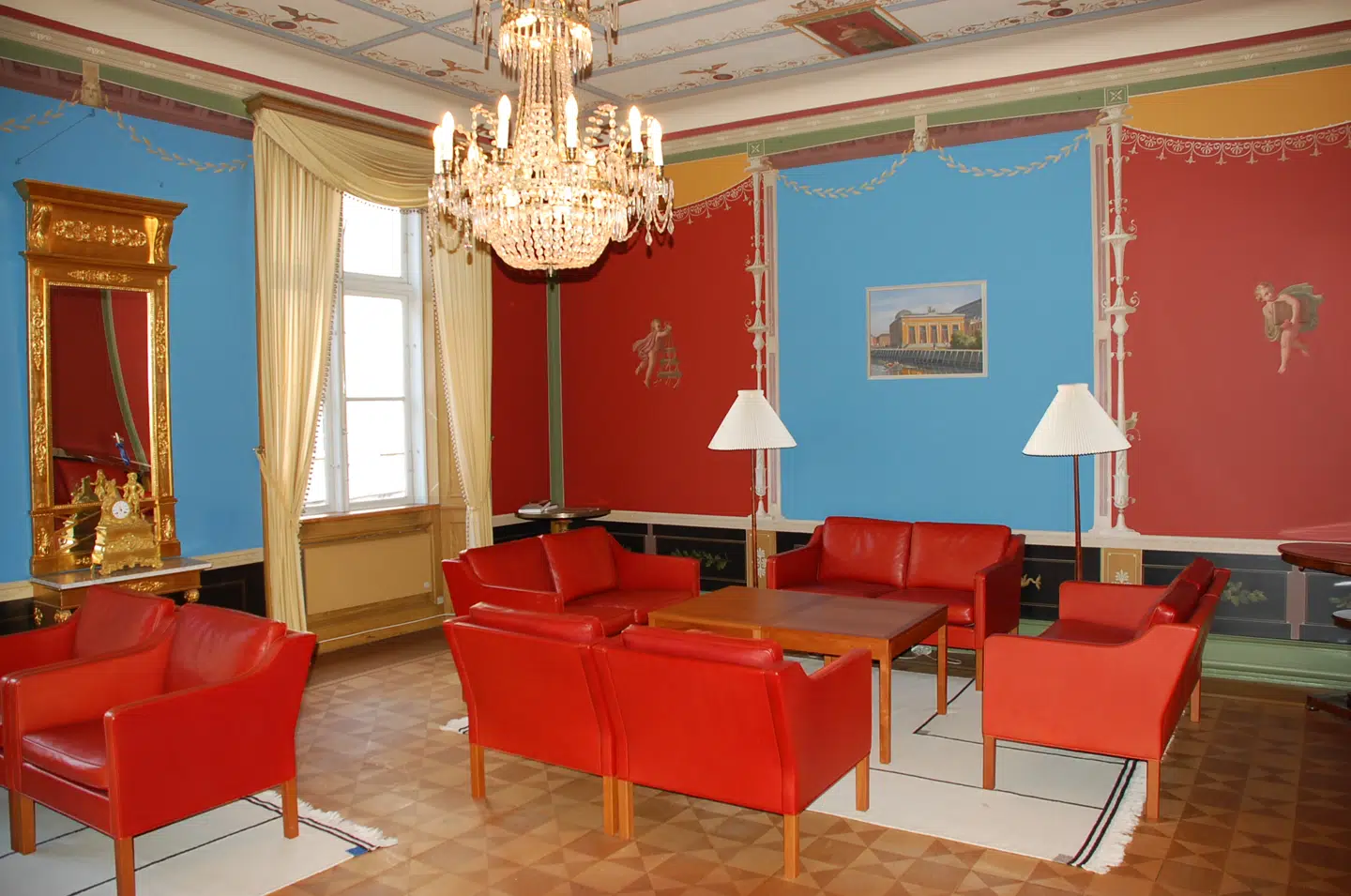 Opholdsrummet på første sal med pompejanske farver og små puttier på væggene.