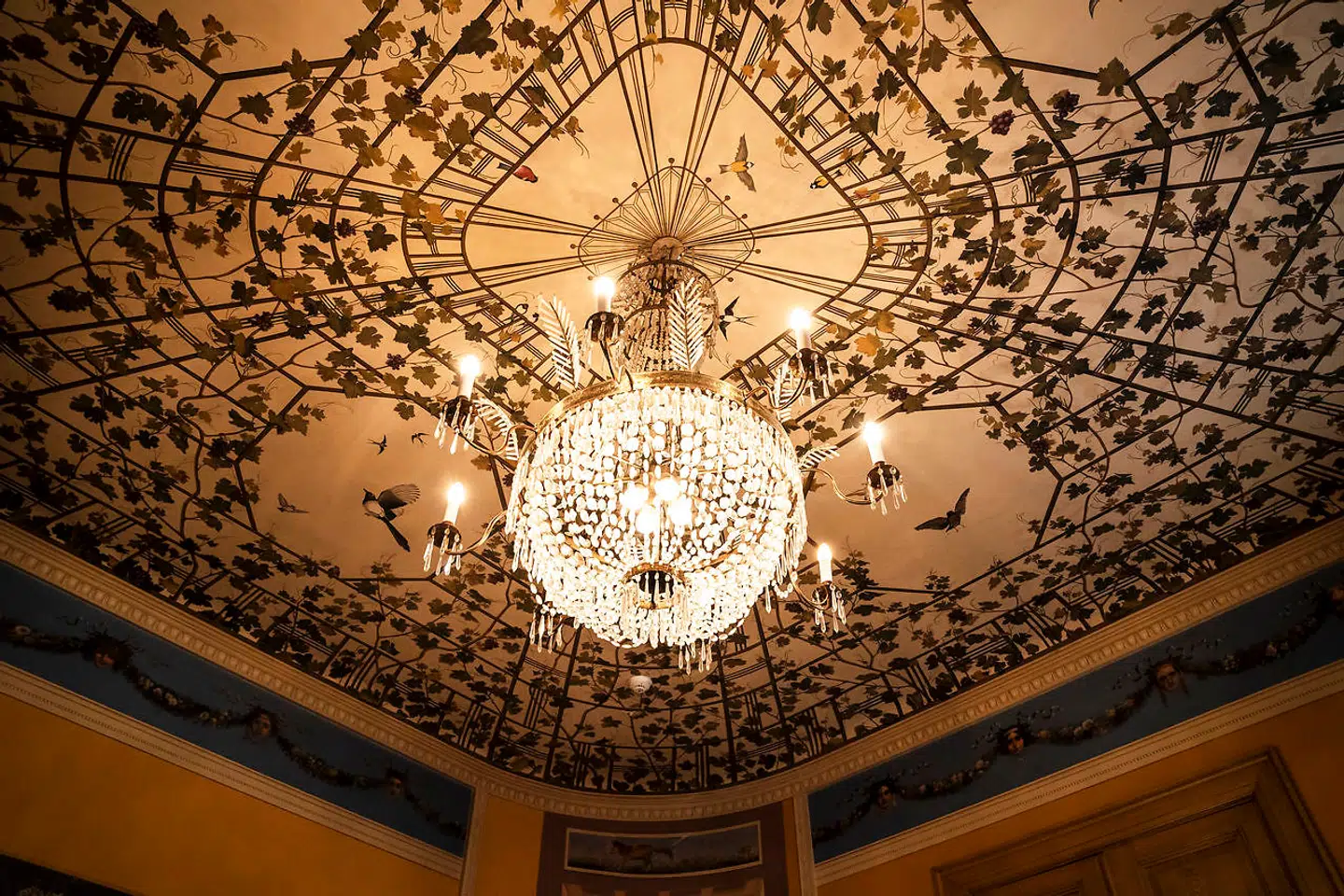 Lejlighedens lofter var rigt illustreret.