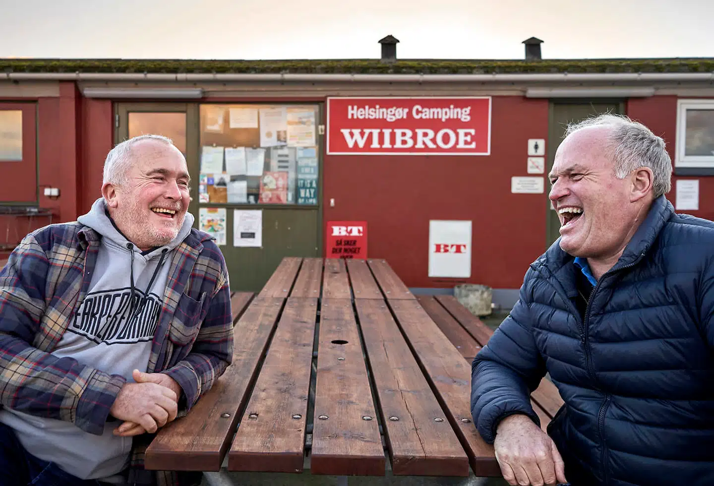 Ejer Michael Hansen (til højre) har arbejdet på campingpladsen i 38 år. Det startede som et studenterjob, men da den tidligere ejer døde, overtog han pladsen. Nu vil han gerne trappe ned i tid og ansatte derfor campist Nicolai Hansen (til venstre) forrige år.