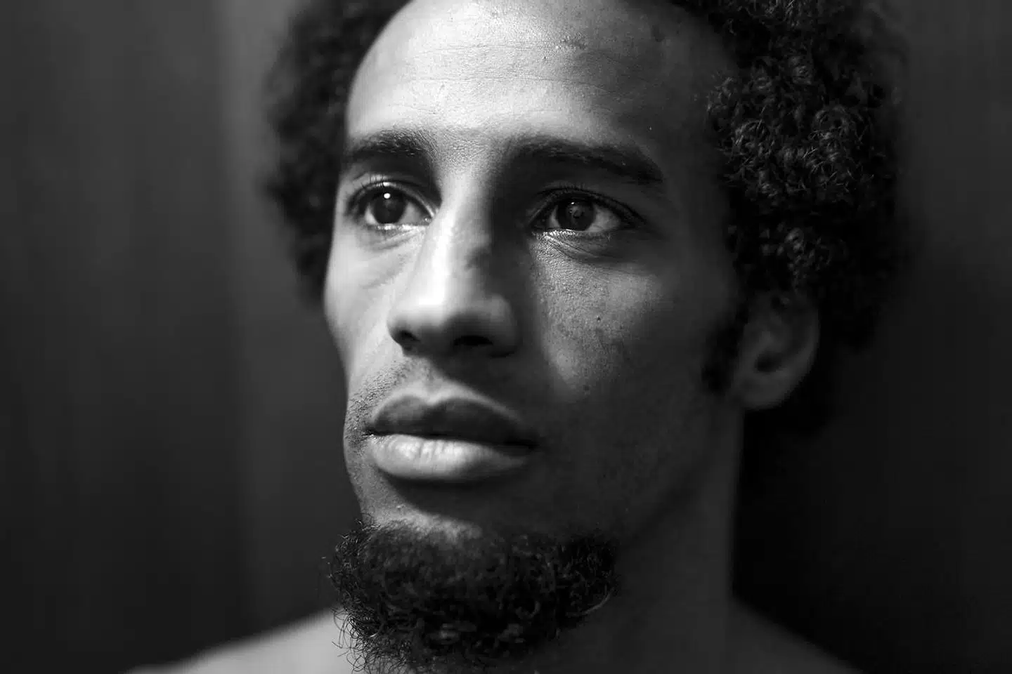 Najiib Abdulahi Mohamed har en kriminel fortid fra bandemiljøet i Vollsmose. I flere år levede han på den forkerte side af fængslet. Nu fortæller han, hvordan hans liv endte med at gå i den retning de første mange år.