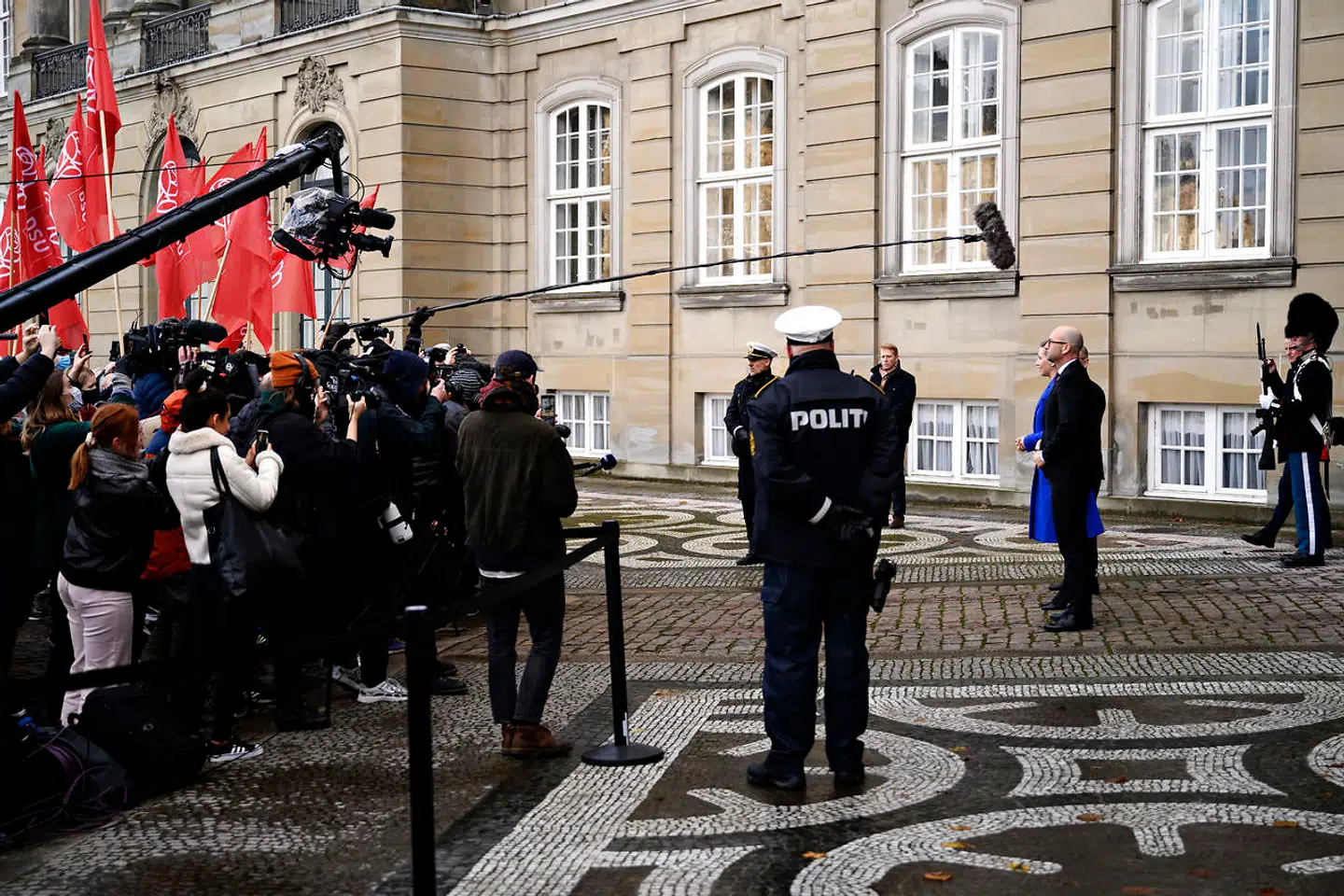 Regeringen med den nytiltrådte fødevareminister Rasmus Prehn i spidsen har fredag erklæret sig klar til at grave de begravede mink op efter krav fra et flertal i Folketinget.