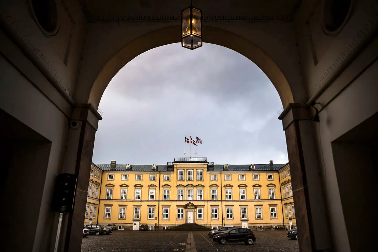 Frederiksberg Sogn rykker ud under åben himmel i Frederiksberg Slots gård for at få plads til julegudstjeneste med coronarestriktioner.