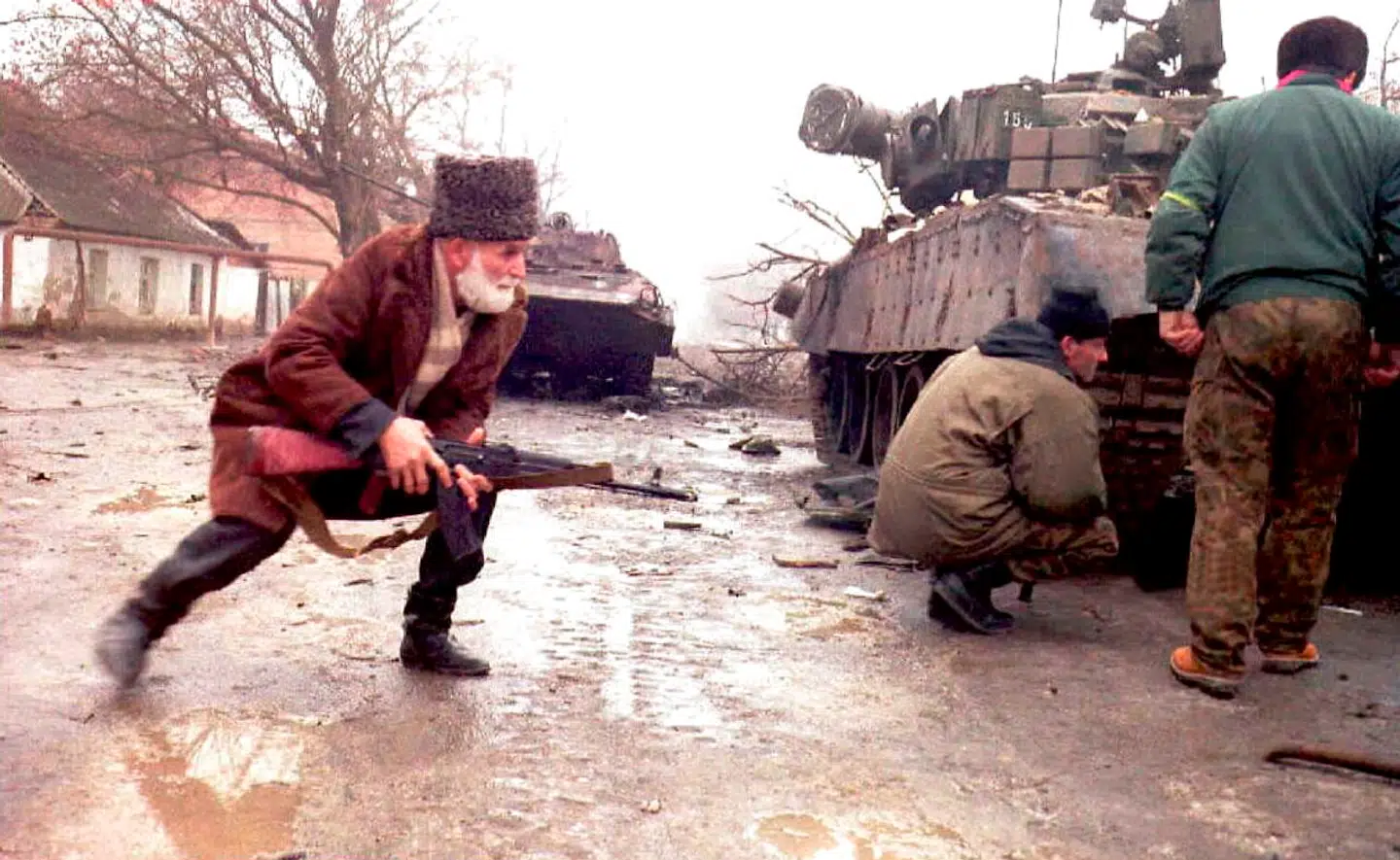 Arkivfoto. Bogen kommer også omkring Ruslands krig i Tjetjenien, som blot skulle have været et hurtigt dask med labben for den russiske bjørn, men endte som en længerevarende affære.