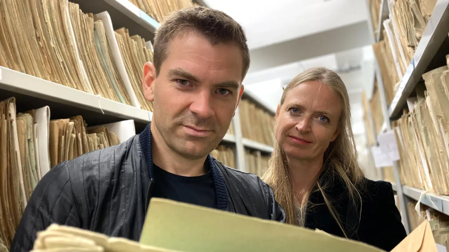 »Atombomberne over Danmark« har Morten Brink Iwersen og Trine Laier som værter. Her er de i polske arkiver, men serien undlader at fortælle, at danske historikere har været der før dem, og at dens »nyheder« for længst har været fortalt af historikere i medierne.