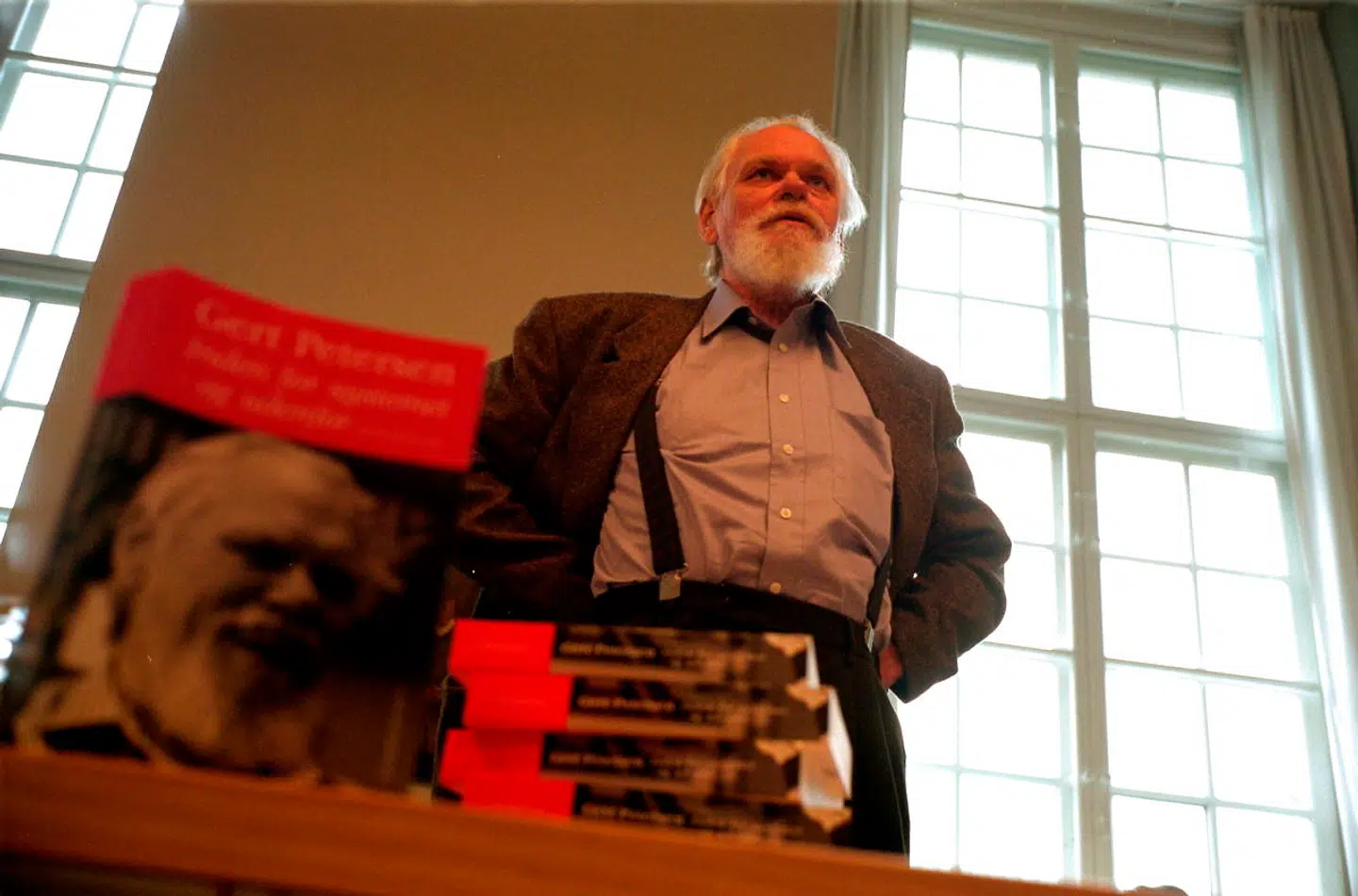 SFs daværende formand, Gert Petersen, præsenterede i 1998 ved en reception på Christiansborg sin erindringsbog, »Inden for systemet«. Imidlertid arbejdede SF-formanden ikke blot inden for systemet, for han gik også uden for og fortalte sovjetiske diplomater og agenter, hvad der skete i Folketingets udenrigspolitiske nævn, hvor han var medlem, og hvor der var tavshedspligt. Men den slags fortæller »Atombomberne over Danmark« intet om.