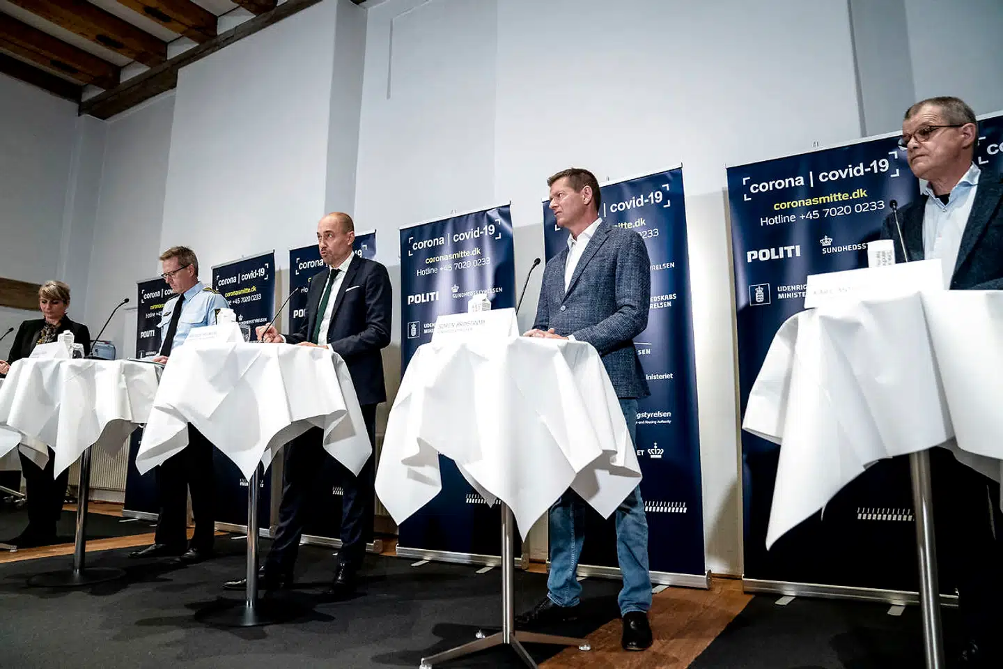 »Karsten Lauritzen er godt er klar over, at det er unormalt at have mistillid til myndighederne, men når eksperter sår tvivl, så skal det sundhedsmæssige grundlag for regeringens beslutninger udfordres. Og som udfordrere peger Venstre og Konservative på et sundhedspanel bestående af uafhængige eksperter, der skal se sundhedsmyndighederne over skulderen,« skriver Dennis Kristensen.