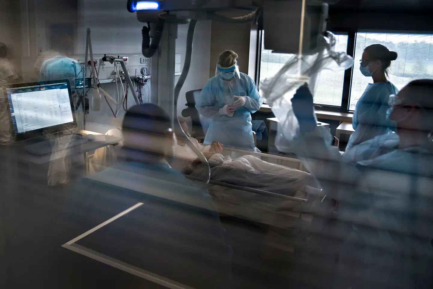 Under coronakrisen har sundhedsvæsenet gennemført en omfattende og hurtig omstilling til at modtage og behandle covid-19-patienter. Det har kostet andre patienter både liv, førlighed og helbred. Her er det et arkivbillede fra et covid-19-afsnit på Slagelse Sygehus, som ikke er relateret til oplysninger eller tal i denne artikel.