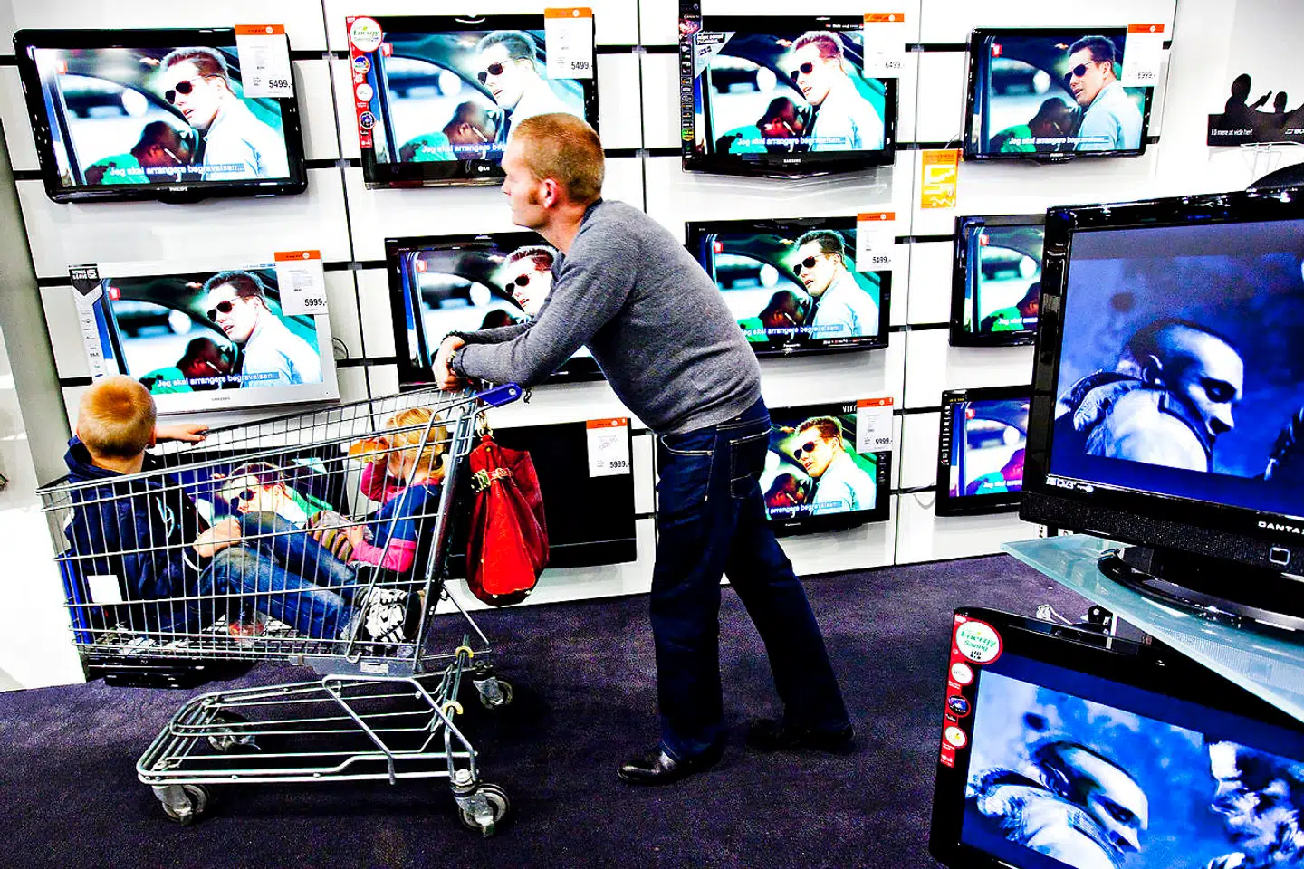 Udbetalingen af tre ugers indefrosne feriepenge har sendt danskerne på indkøbstur. Detailsalget steg med 2,3 mia. kr. i oktober. Samlet set regner Finansministeriet med, at danskernes privatforbrug vil blive øget med 16 mia. kr. som følge af de udbetalte feriepenge.