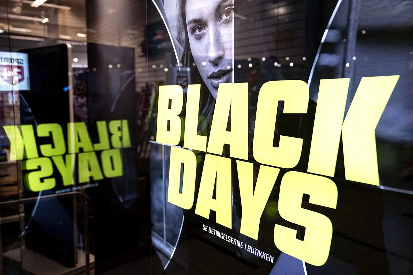 »Selvom vi selvfølgelig alle hver især har et ansvar for vores forbrug, er det dog i højere grad regeringen, der svigter og efterlader et for stort ansvar hos den enkelte. Hvis blot regeringen ville indføre den CO2-skat, som de sådan set lovede, de ville indføre før sommerferien (...) Så kunne vi på Black Friday finde billigere tilbud på alt det klimavenlige,« skriver Sikandar Siddique.