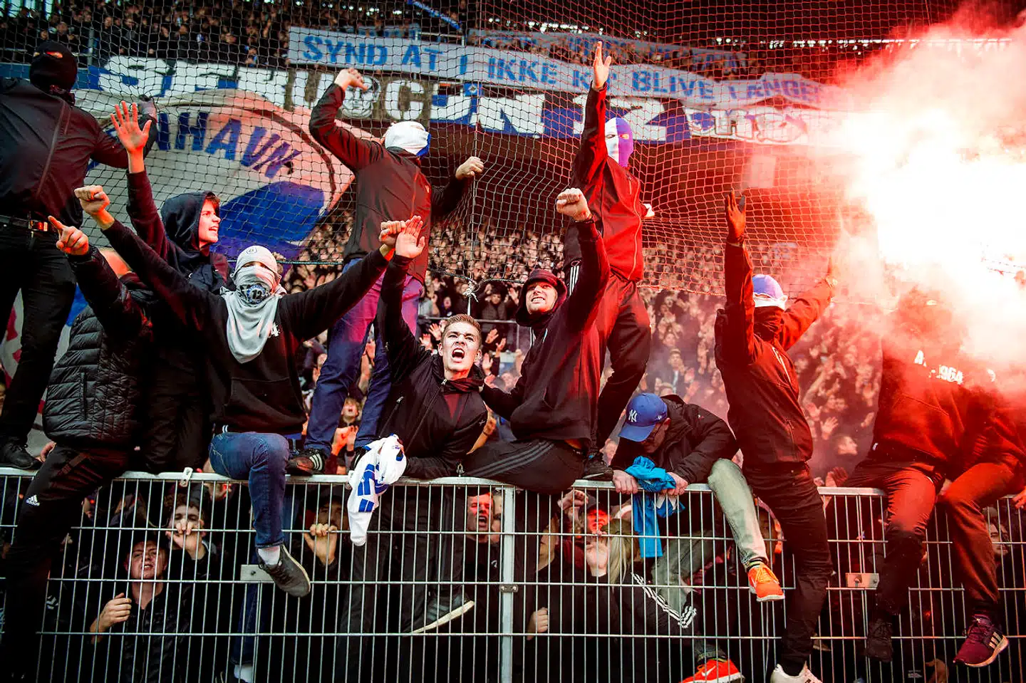 FCK-fans i deres es fra før coronakrisen, der kraftigt har begrænset antallet af tilskuere til kampene i superligaen. Arkivfoto: Liselotte Sabroe/Ritzau Scanpix
