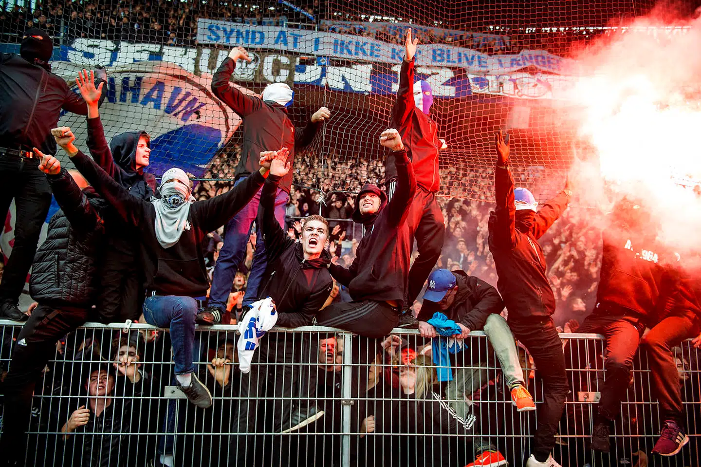 FCK-fans i deres es fra før coronakrisen, der kraftigt har begrænset antallet af tilskuere til kampene i superligaen. Arkivfoto: Liselotte Sabroe/Ritzau Scanpix