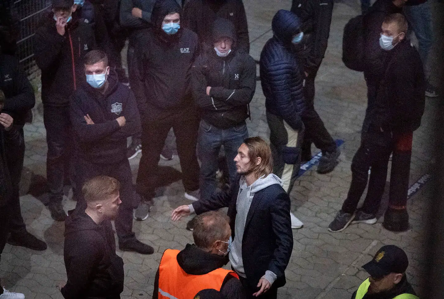 Fodboldspiller Rasmus Falk taler med utilfredse FCK-fans, efter at klubben har tabt Europa League-kvalifikationskampen til kroatiske HNK Rijeka i oktober. Arkivfoto: Liselotte Sabroe/Ritzau Scanpix