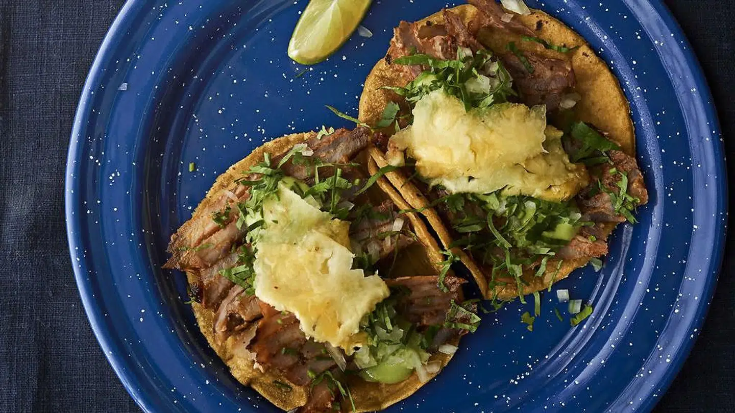 Al pastor-taco toppet med ananas.