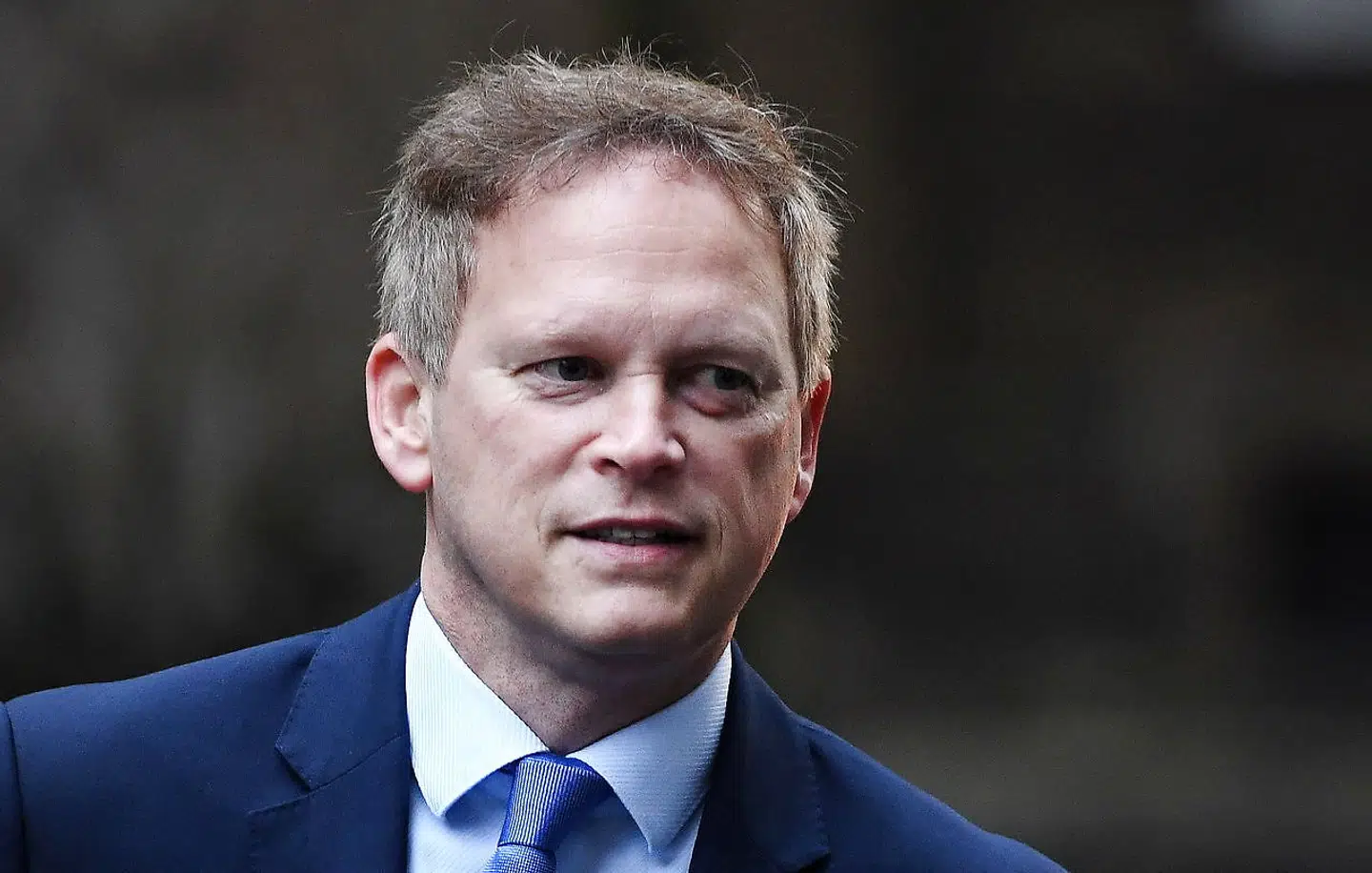 Den britiske transportminister Grant Shapps oplyser, at danskere fra lørdag må rejse ind i landet.