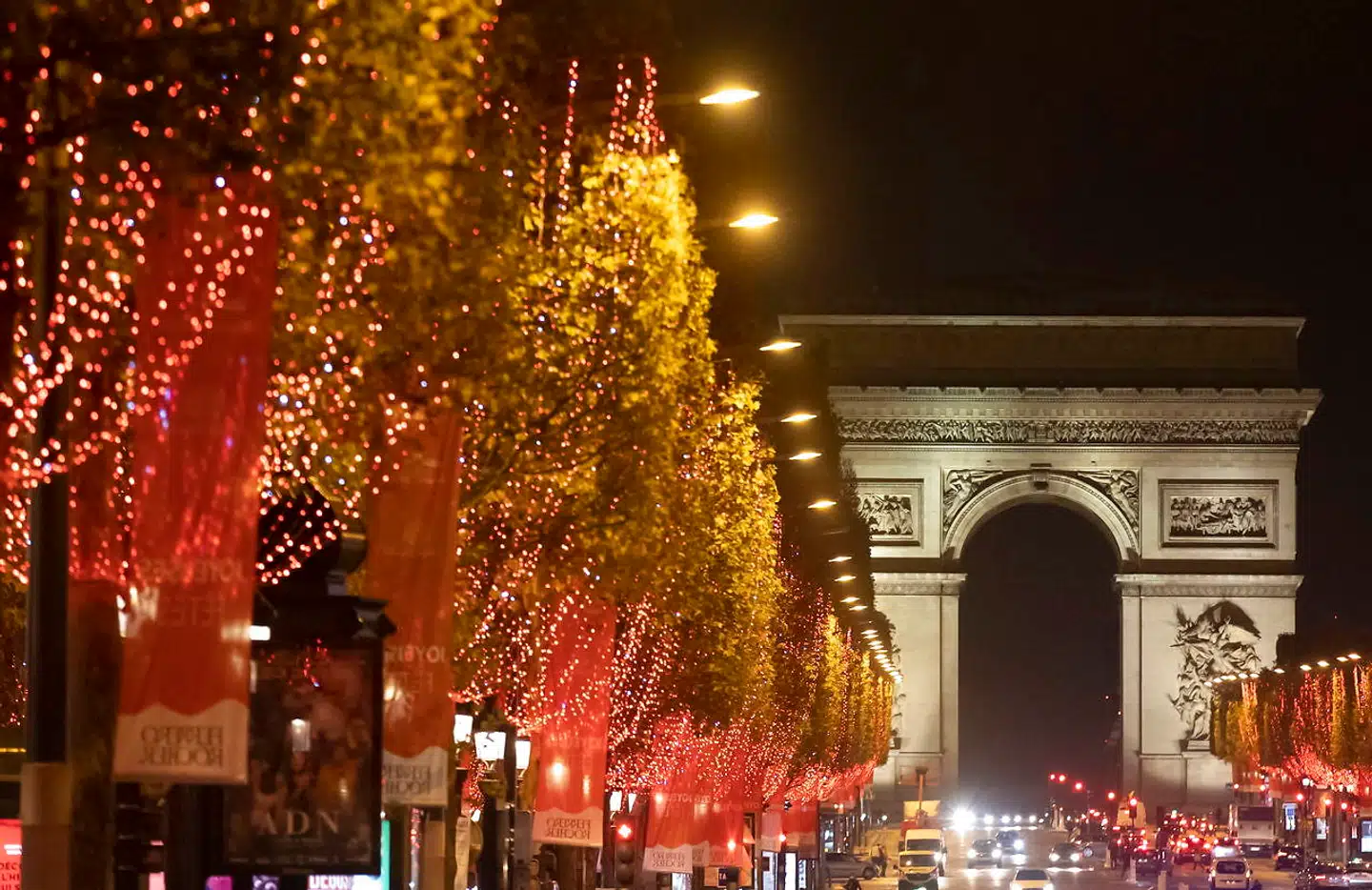 Det kan godt være, at Champs Élysées-boulevarden er pyntet op, men fejringen af julen kan ikke til at foregå, som den plejer, formaner den franske præsident i en TV-tale. Hans premierminister, Jean Castex, har udtrykt frygt for, at højtiden udvikler sig til en »covid-fabrik«.