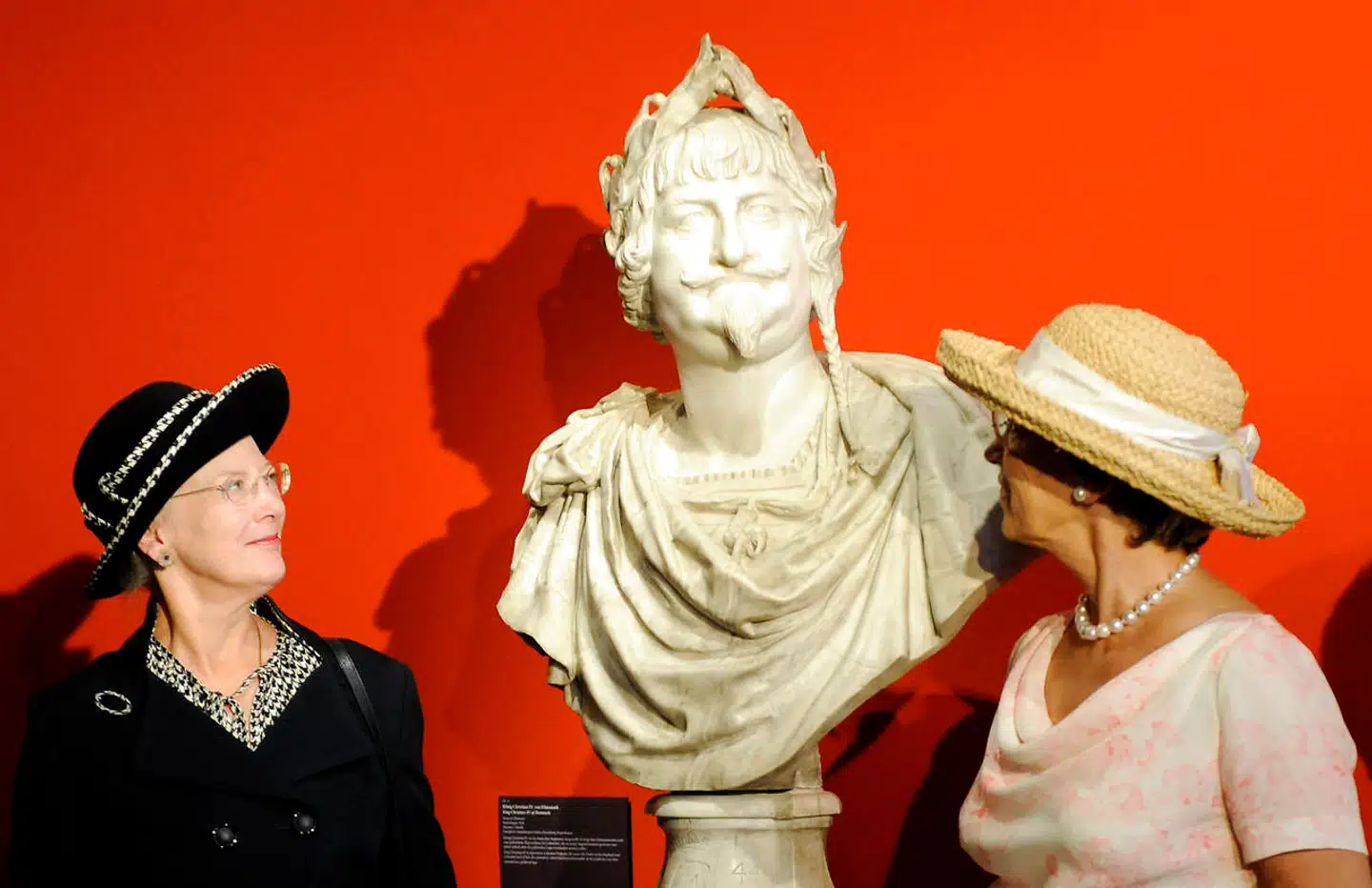 Kunststuderende smed en buste af Christian V i vandet for at protestere mod dansk slavefortid. Christian IV stod bag nogle af de værste hekseprocesser. Vil nogen smide hans buste i kanalen? Her står han mellem dronning Margrethe og prinsesse Benedikte, fotograferet i 2009.