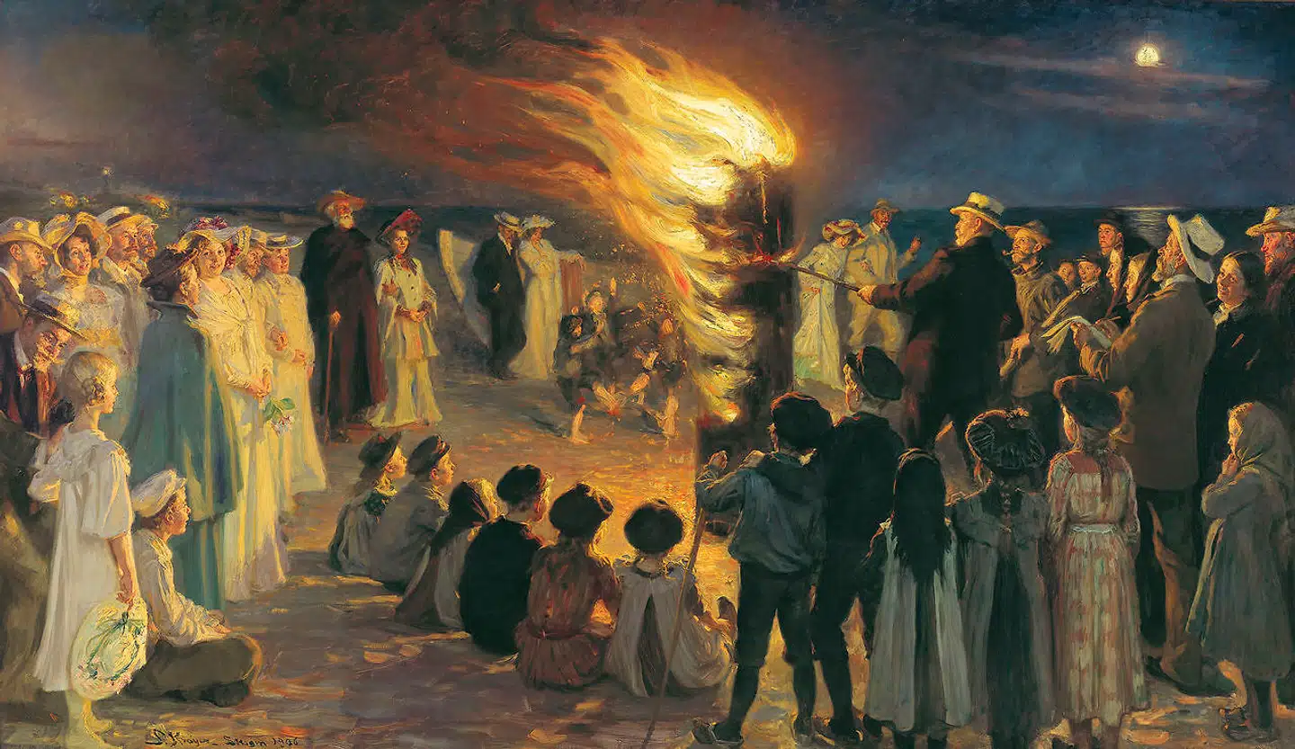 Hekse brændes stadig af på sankthansaften. Men traditionen med heksedukken er faktisk kun ca. 100 år gammel, og dukken symboliserer det onde, der skal jages væk, og ikke en genskabelse af hekseprocesserne, skriver Louise Nyholm Kallestrup. Her er det P.S. Krøyers maleri fra Skagen fra 1906, hvor familie og venner er forsamlet omkring bålet.