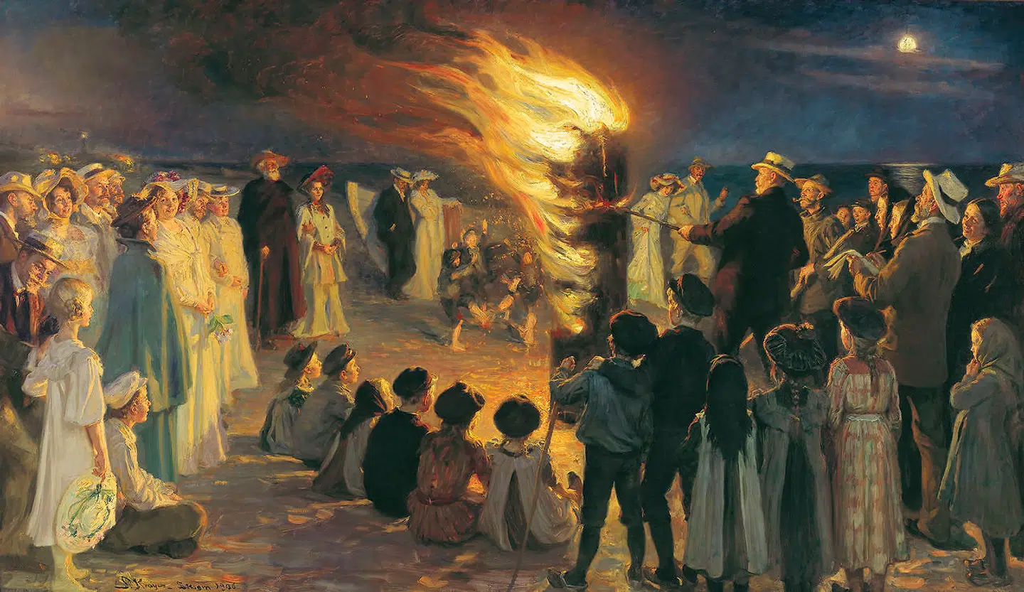 Hekse brændes stadig af på sankthansaften. Men traditionen med heksedukken er faktisk kun ca. 100 år gammel, og dukken symboliserer det onde, der skal jages væk, og ikke en genskabelse af hekseprocesserne, skriver Louise Nyholm Kallestrup. Her er det P.S. Krøyers maleri fra Skagen fra 1906, hvor familie og venner er forsamlet omkring bålet.