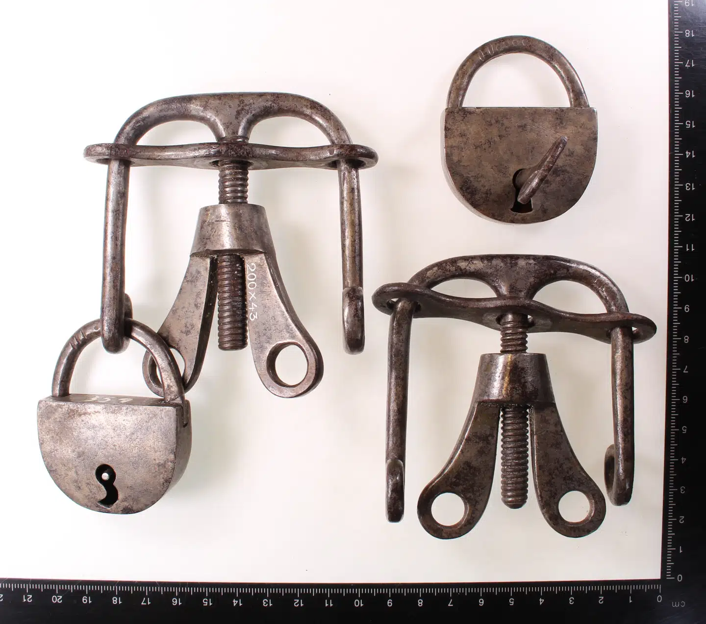 Ofte indrømmede kvinder under tortur deres skyld. Her ses nogle af de torturinstrumenter, der anvendtes. Illustration fra heksemuseet HEX!.