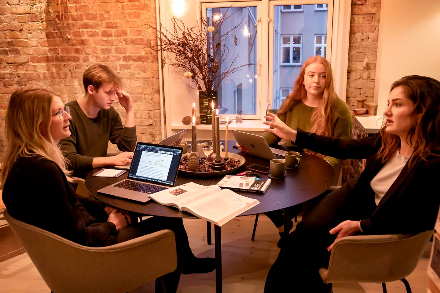 Fra venstre, Emilie Lykke Bjørnskov, Jens Rasmus Koefoed, Nanna Nomie Eline Nielsen og Jino Victoria Doabi er i læsegruppe sammen.