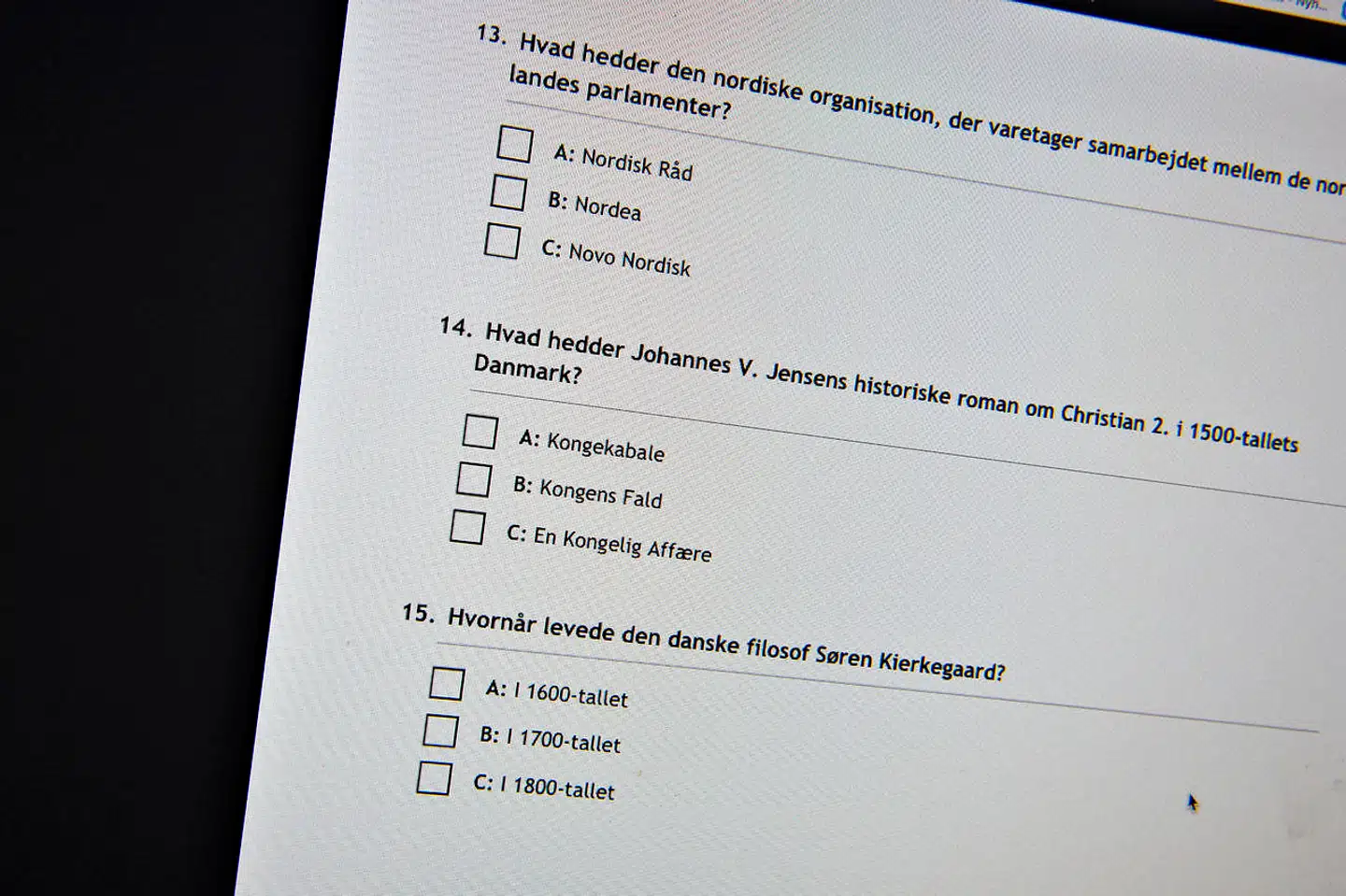 4429 var onsdag tilmeldt indfødsretsprøven, der indeholder 40 spørgsmål. For at bestå skal man svare korrekt på mindst 32 af dem. På billedet ses tre spørgsmål fra indfødsretsprøven i 2018.