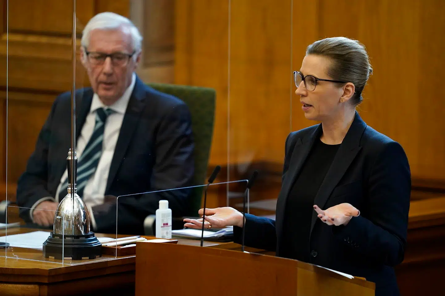 Statsminister Mette Frederiksen (S) er indkaldt til hasteforespørgsel om beslutningsprocessen bag den landsdækkende aflivning af mink. Hasteforespørgslen finder sted i Folketingssalen på Christiansborg onsdag den 25. november 2020.