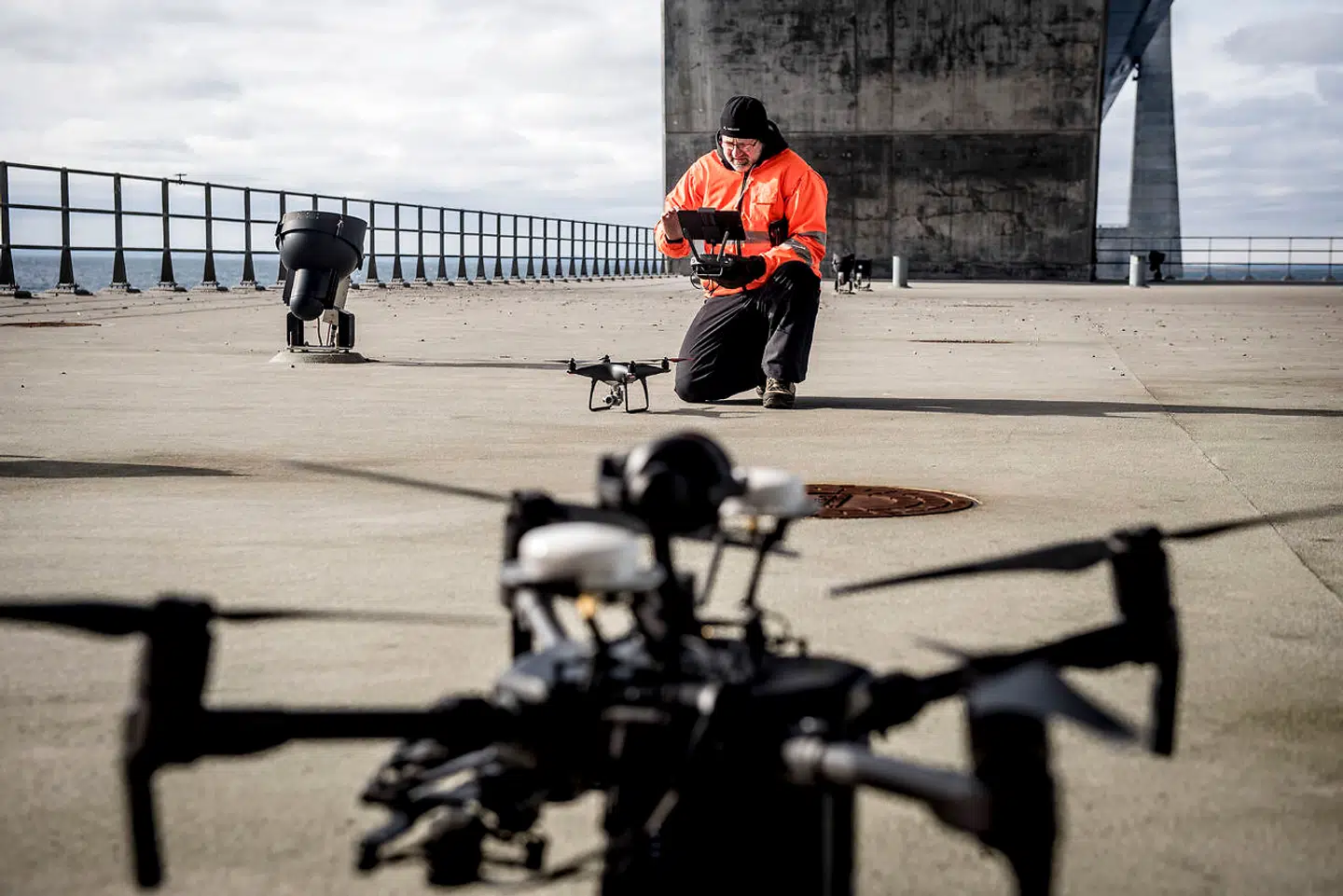 Droner spiller en stor rolle i overvågning af Storebæltsbroen og spiller også en stor rolle for digitaliseringen af broens vedligehold. I februar 2018 gik Sund & Bælt således sammen med blandt andre Cowi om et forskningsprojekt med EU-millioner, som skulle udvikle selvflyvende droner til at inspicere broer og jernbaner. Arkivfoto: Mads Claus Rasmussen/Ritzau Scanpix