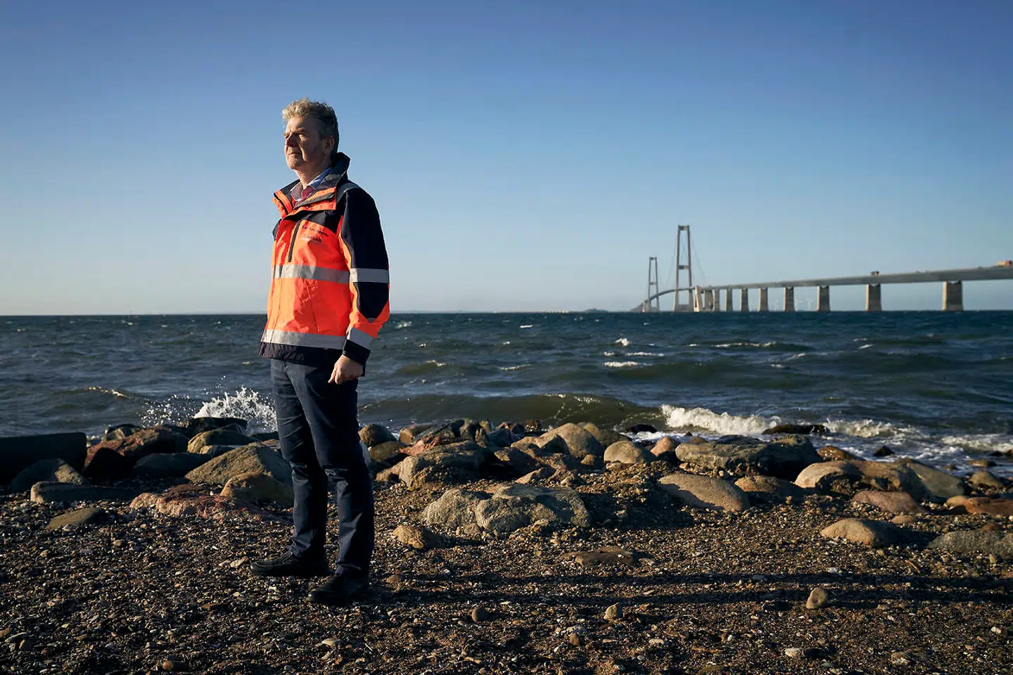Teknisk direktør i Sund & Bælt Lars Fuhr Pedersen foran Østbroen ved Storebælt. Broen kan formentlig klare at blive stående frem til 2198.