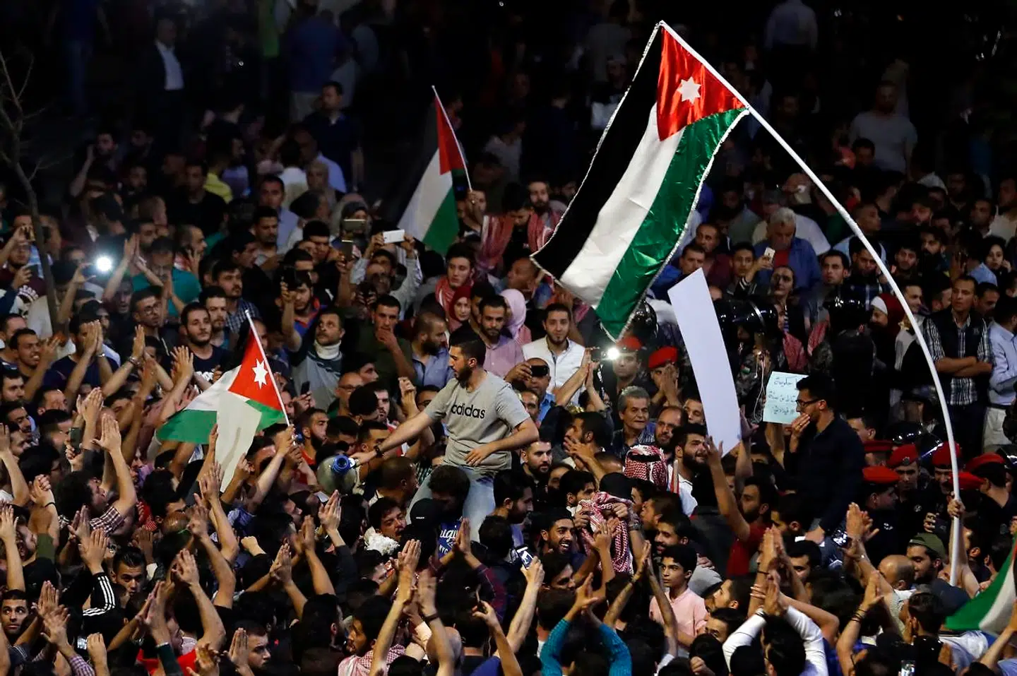 »Især i Levanten, området der omfatter Syrien, Libanon, Jordan og Palæstina, er de unge desperate: Her er det tæt på to tredjedele af de unge mellem 18-24 år, der aktivt overvejer/har overvejet at migrere til et andet land,« skriver Olga Ege. Her demonstrerer jordanere mod regeringens planer om nedskæring i juni i år.