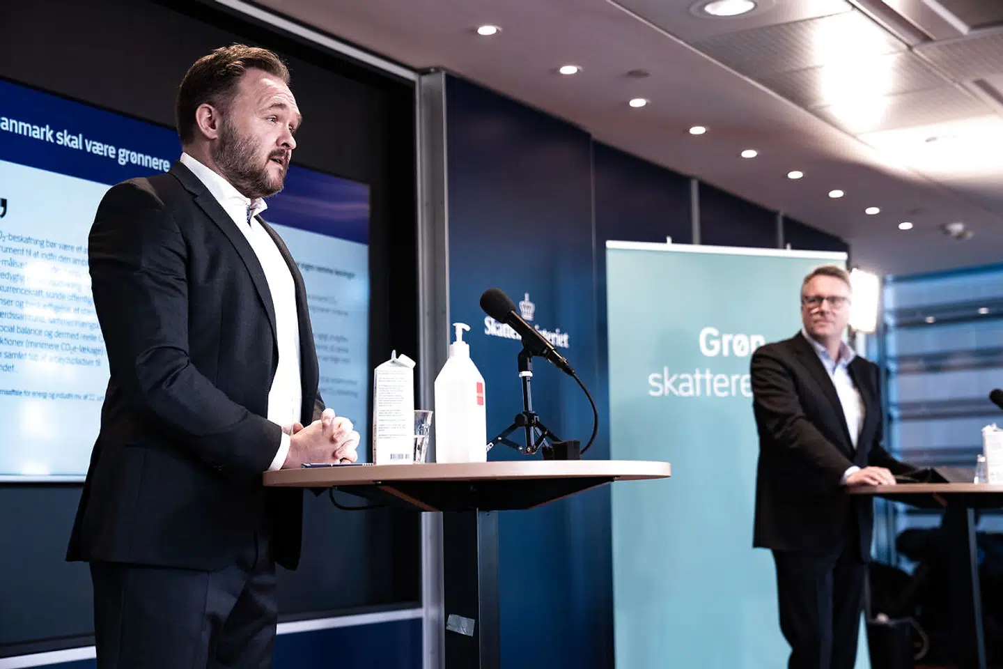 »Regeringens forslag giver incitamenter til at reducere energiforbruget, men ikke til at omlægge til mere rene brændsler eller mere effektiv teknologi. Det er en stor fejl,« skriver Ole P. Kristensen i denne leder. Her præsenterer klimaminister Dan Jørgensen og skatteminister Morten Bødskov regeringens grønne skattereform.