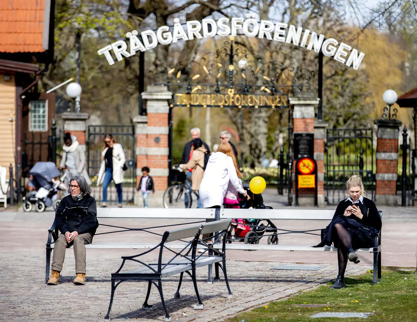 Sverige indførte en række restriktioner for landets ældre, kort efter coronaepidemien ramte landet. De fik blandt andet besked på at holde sig hjemme – en regel, der blev fjernet i oktober. Siden har landet oplevet stigende smittetal igen, og man diskuterer nu, hvordan man kan passe på den ældre del af befolkningen.