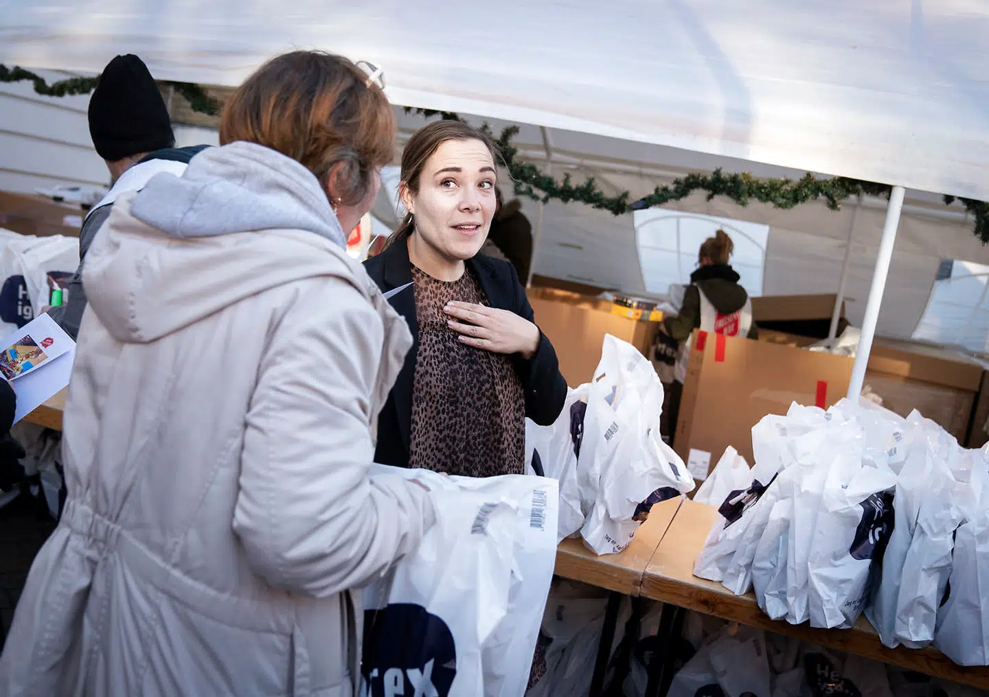 Social- og indenrigsminister Astrid Krag deltog sidste år i Frelsens Hærs julehjælpsuddeling på Frederiksberg. Hendes forslag om at omlægge alle private sociale tilbud til selveje er stødt ind i problemer.