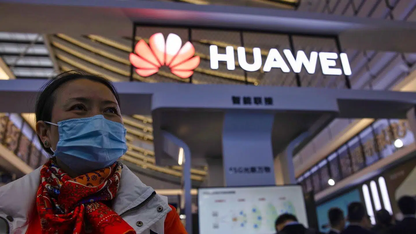 Den kinesiske mobilgigant Huawei er verdens største leverandør af teleudstyr, men alt det skal være fjernet fra det britiske telenet senest i 2027, har regeringen bestemt. Nu sættes der også størrelse på bøderne, hvis det ikke sker.