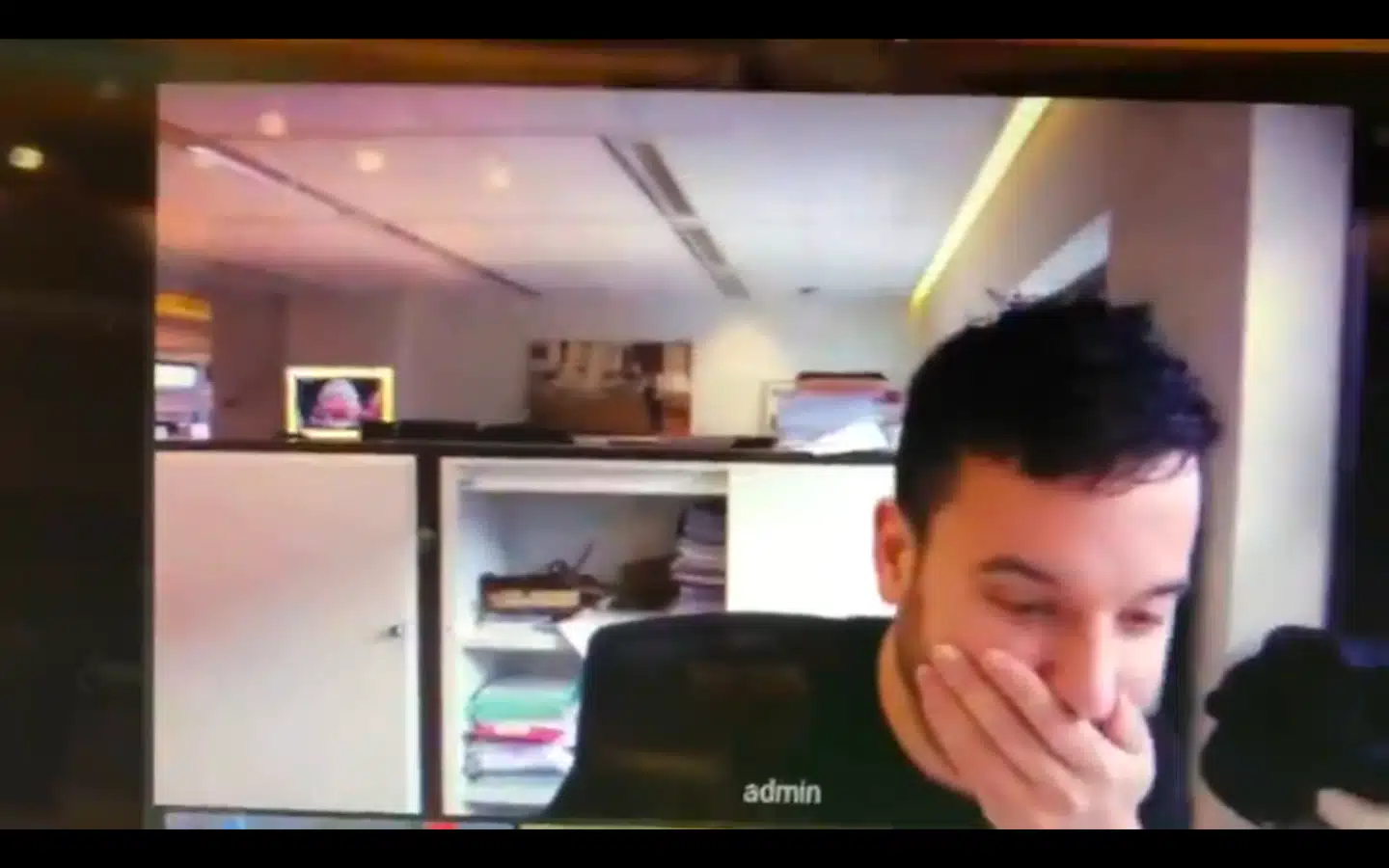 Den hollandske journalist Daniël Verlaan var lige så overrasket, som forsvarsministrene på det lukkede møde. Hans metode var imidlertid simpel.