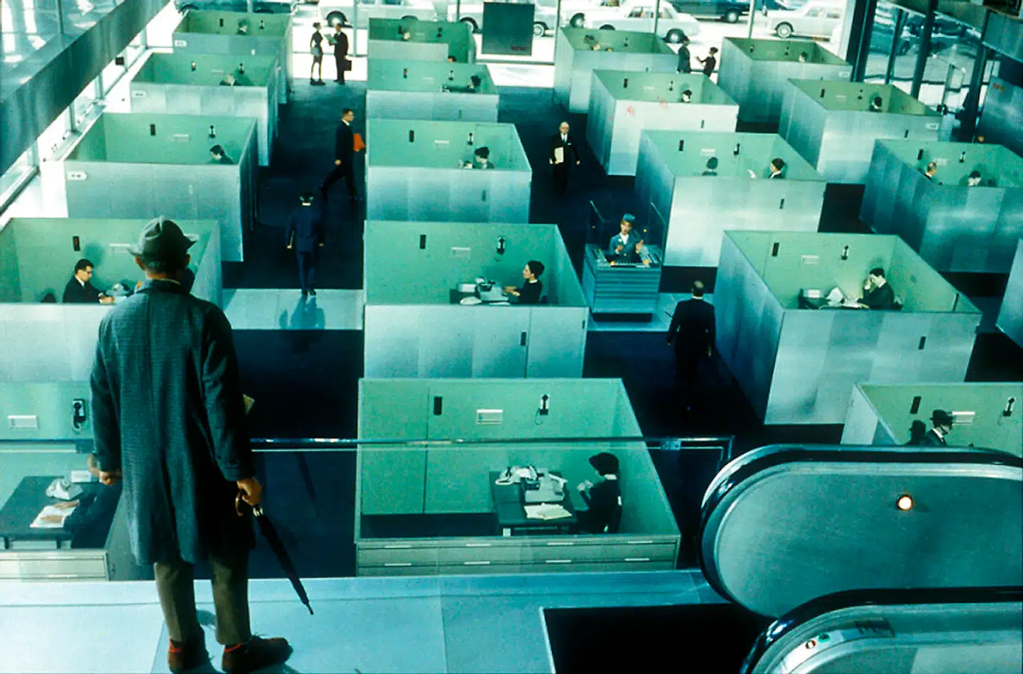 Alberte Windings far elskede Jacques Tati, og hendes franske onkel var fotograf på flere af Tatis film. Her et stillfoto fra filmen »Playtime« (1967), hvor Tati ses med sin karakteristiske frakke, hat og paraply.