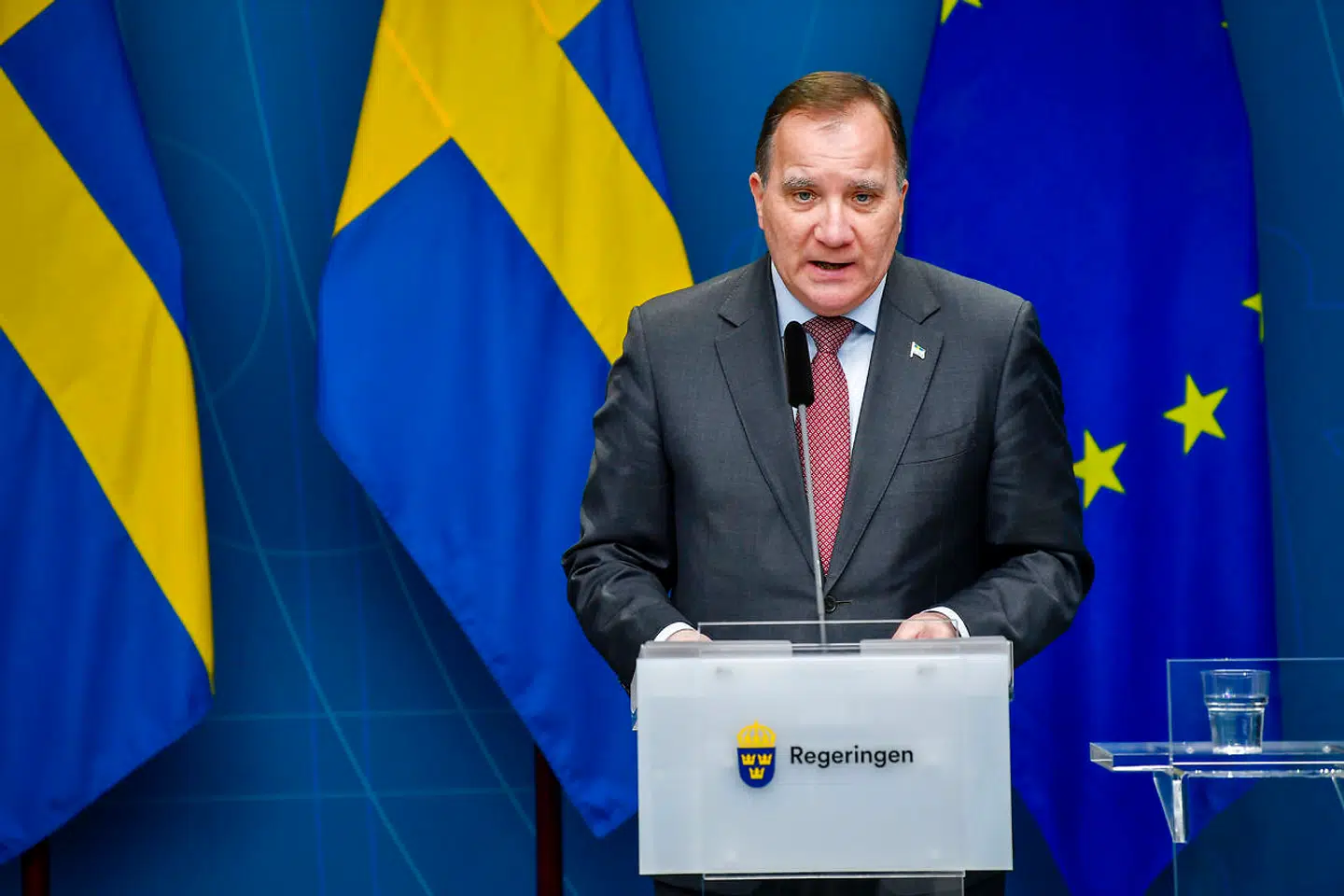 Arkivfoto: I Sverige sænkes forsamlingsforbud på offentlige arealer til otte personer i et forsøg på at bremse smittespredning, siger Stefan Löfven på pressemøde.