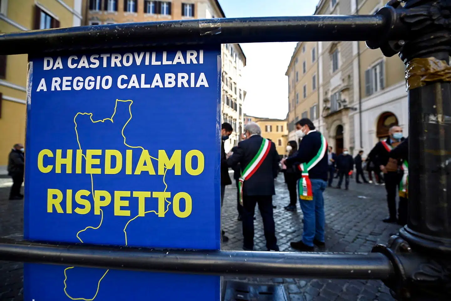 »Vi forlanger respekt,« lød en af parolerne under de calabresiske borgmestres besøg i Rom. Den ludfattige region må trods lave smittetal leve med strenge coronaforholdsregler på grund af sit elendige sundhedsvæsen.