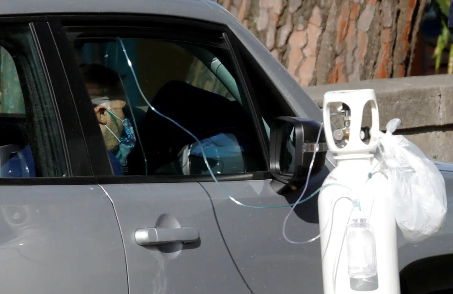 Overfyldte skadestuer gjorde det i den forløbne uge nødvendigt at iltbehandle alvorligt syge covid-19-patienter, mens de holdt i kø i deres biler uden for hospitalerne. Som her uden for Cotugno-hospitalet i Napoli.