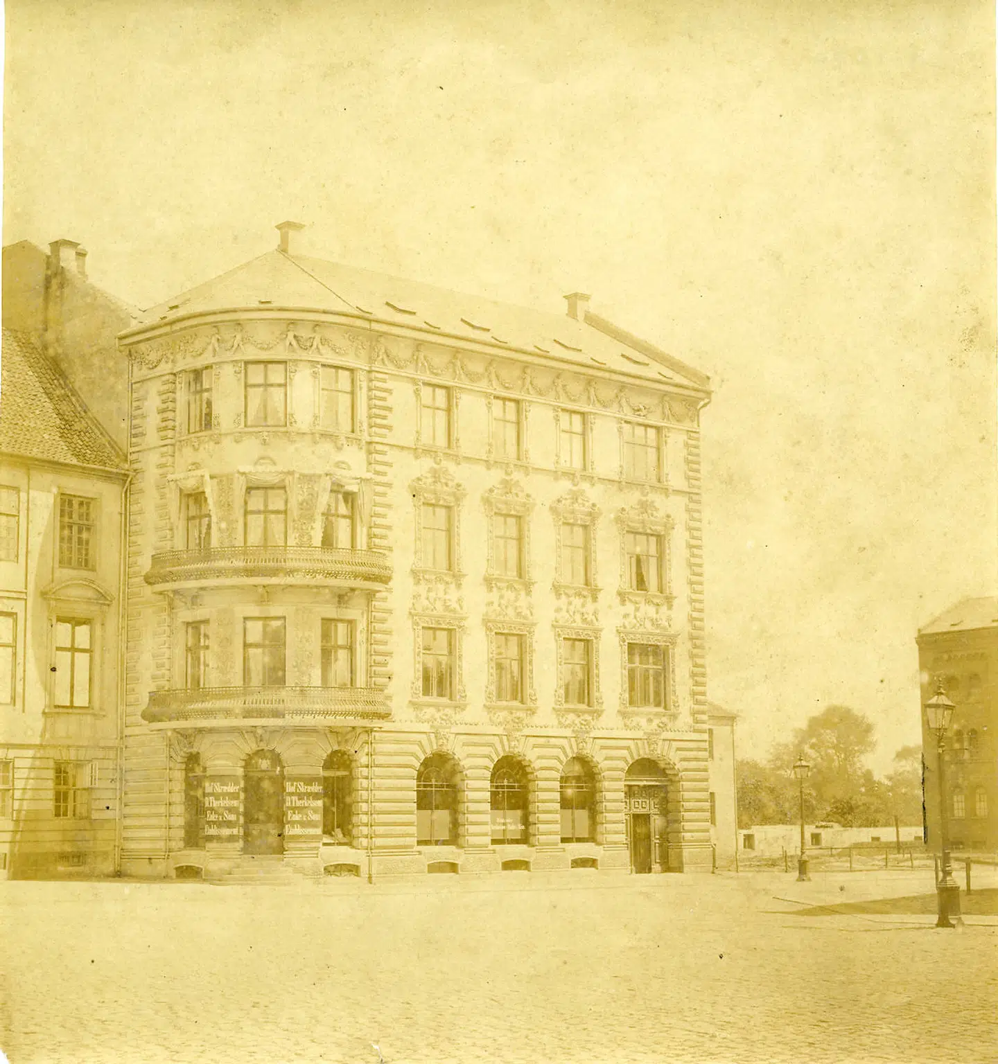 Fotografi af Brønnums Hus taget omkring 1866, da huset blev opført.